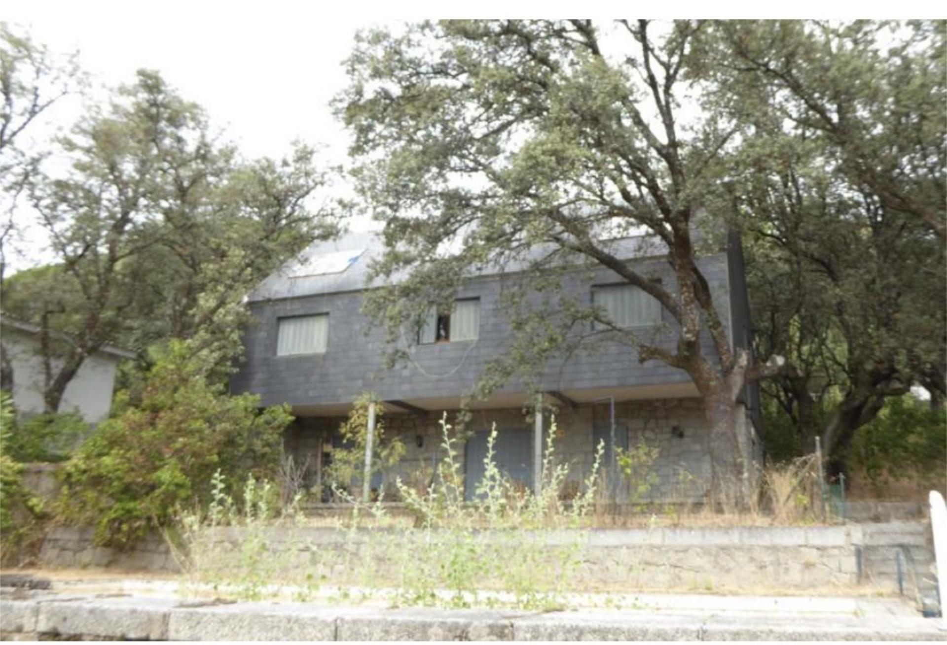 Vista exterior de Casa o xalet en venda en San Lorenzo de El Escorial amb Piscina