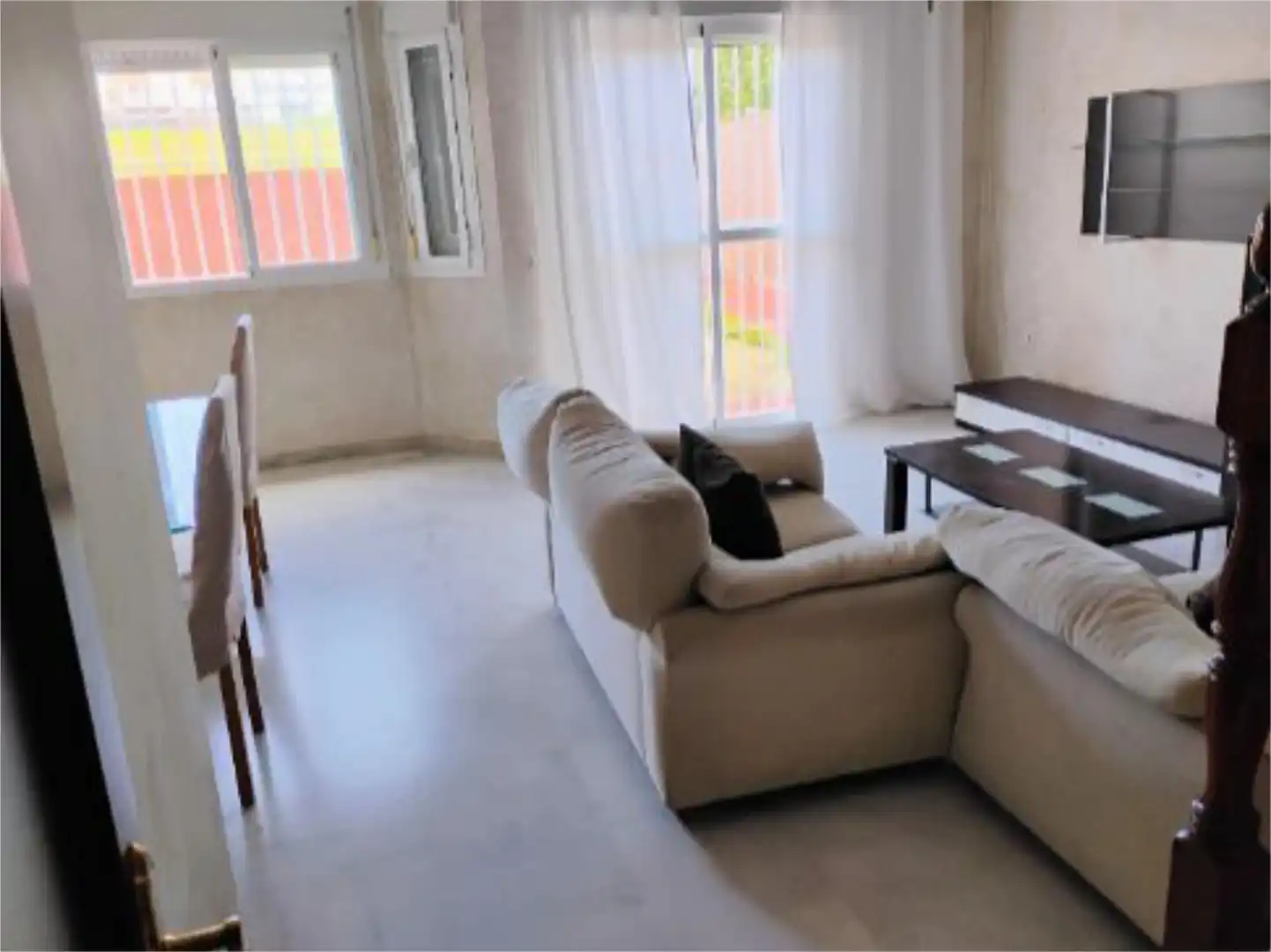 Sala de estar de Casa adosada en venta en Espartinas con Aire acondicionado y Piscina