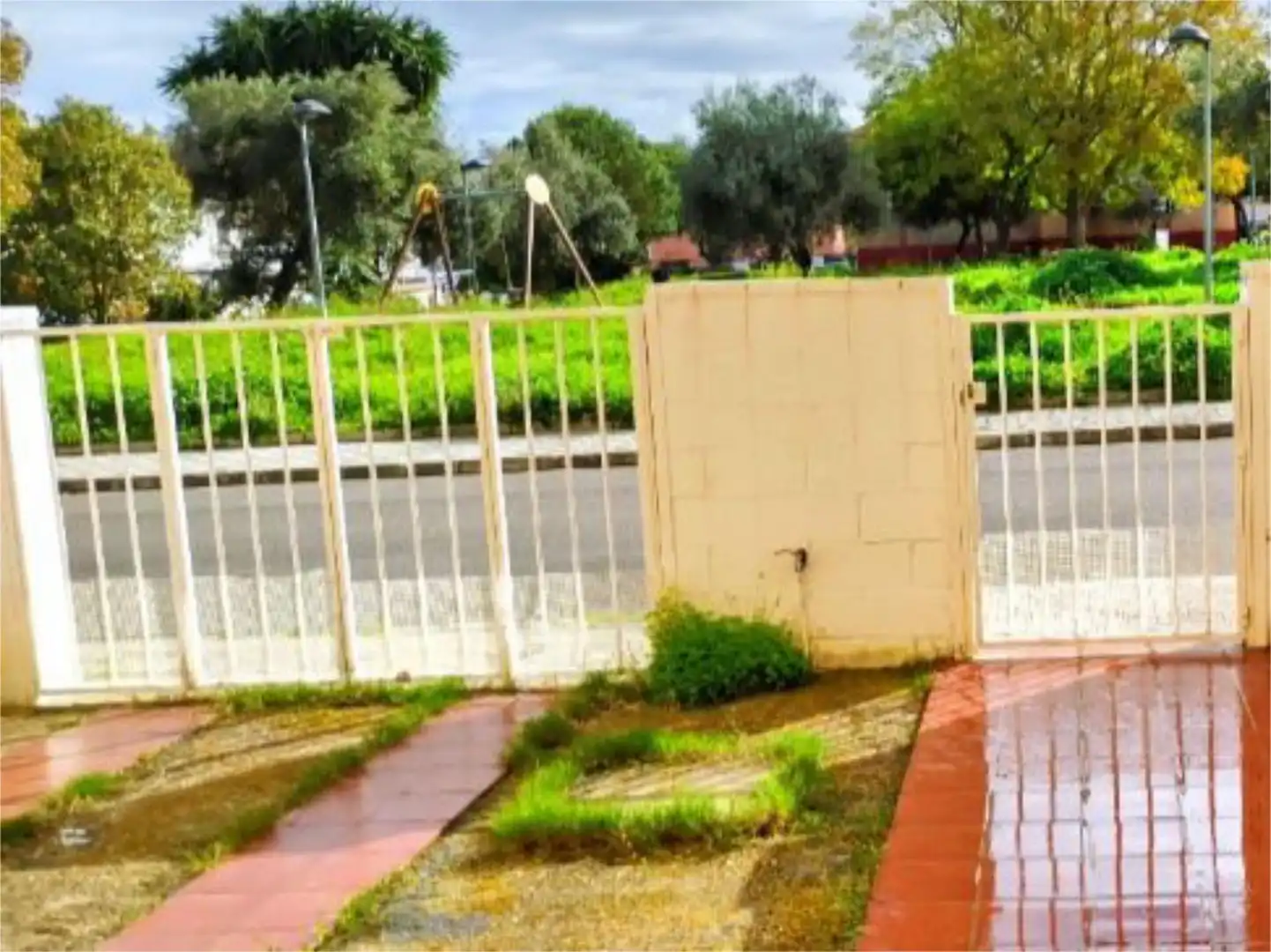Vista exterior de Casa adosada en venta en Espartinas con Aire acondicionado y Piscina