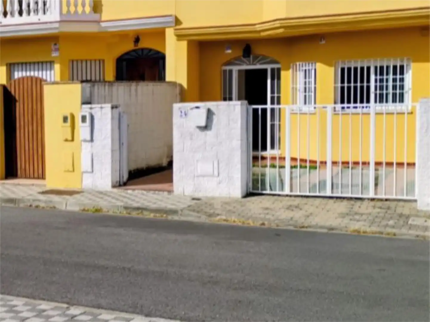 Vista exterior de Casa adosada en venta en Espartinas con Aire acondicionado y Piscina