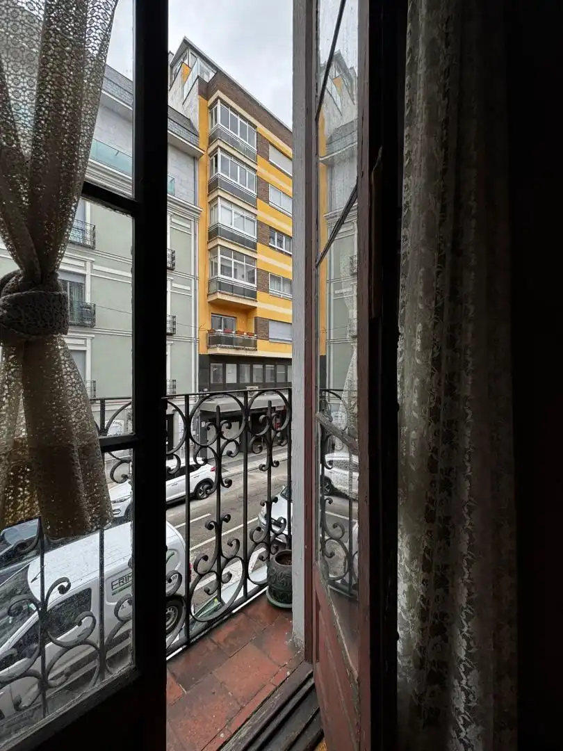 Habitació a Calle Joaquín Costa, 2, Centro Ciudad Vista exterior de Pis per a compartir en León Capital amb Calefacció i Moblat