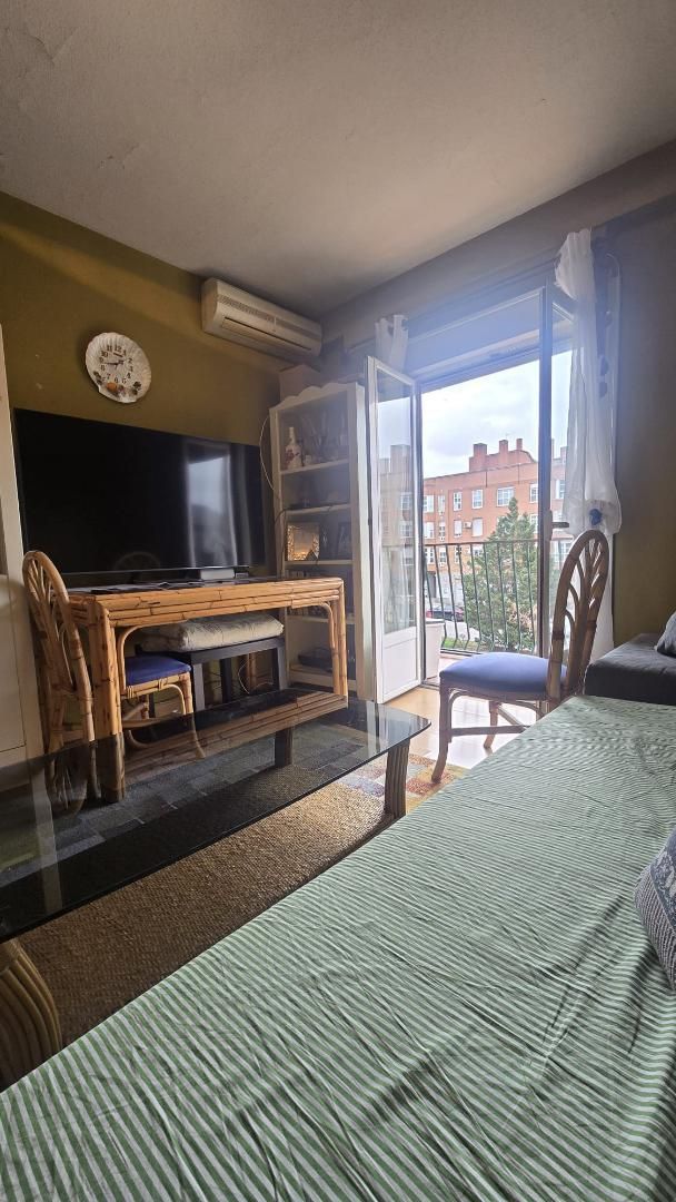 Flat to share in Calle de Francisco Villaespesa, 53, Pueblo Nuevo Balcony of Flat to share in Madrid Capital with Heating, Parquet flooring and Terrace
