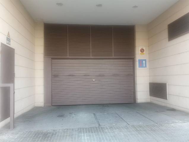 Garaje en Alquiler en Carrer de Miquel Vives, 26 en Cementiri Vell