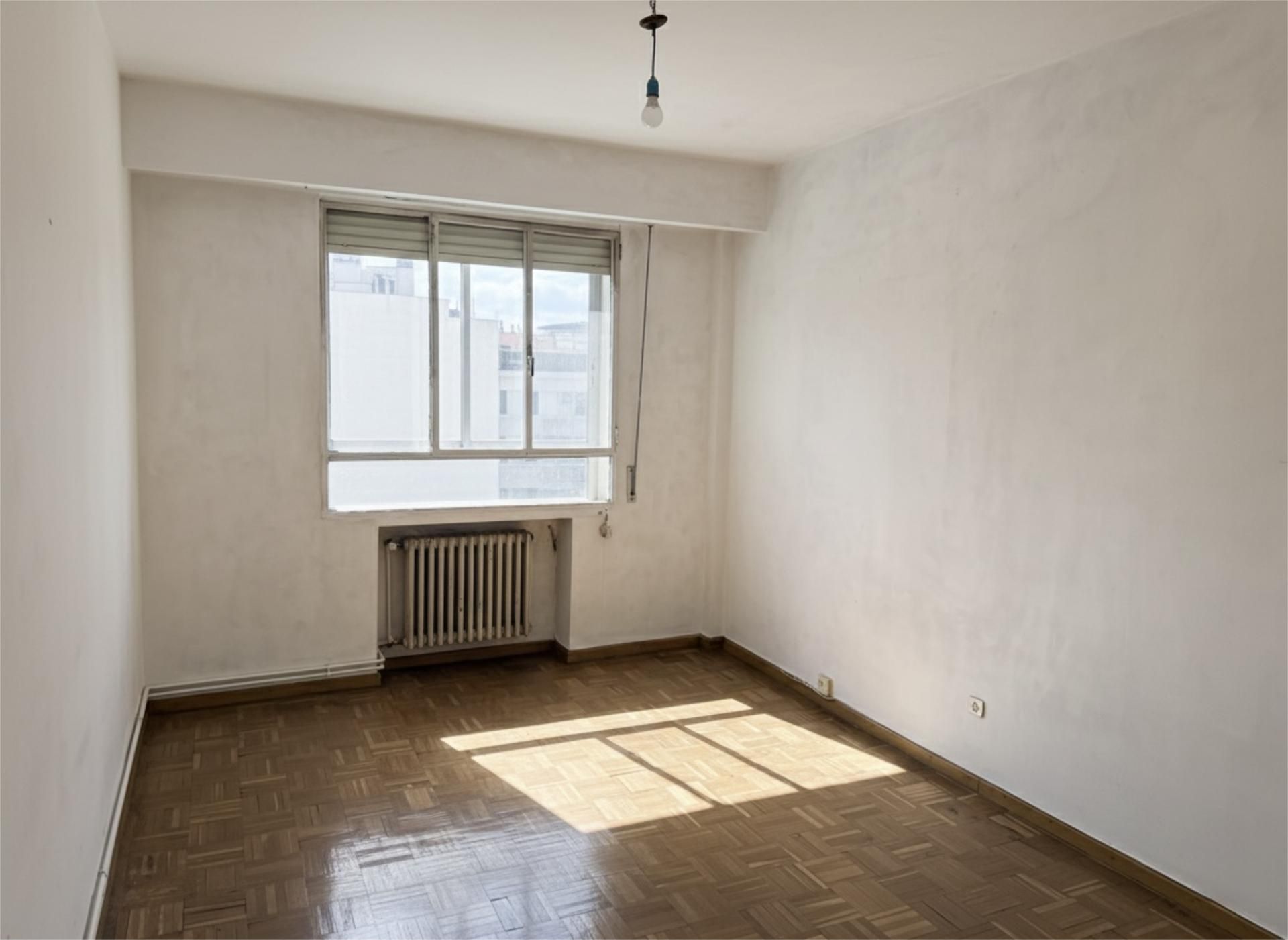 Bedroom of Flat for sale in Valladolid Capital  with Heating, Parquet flooring and Furnished