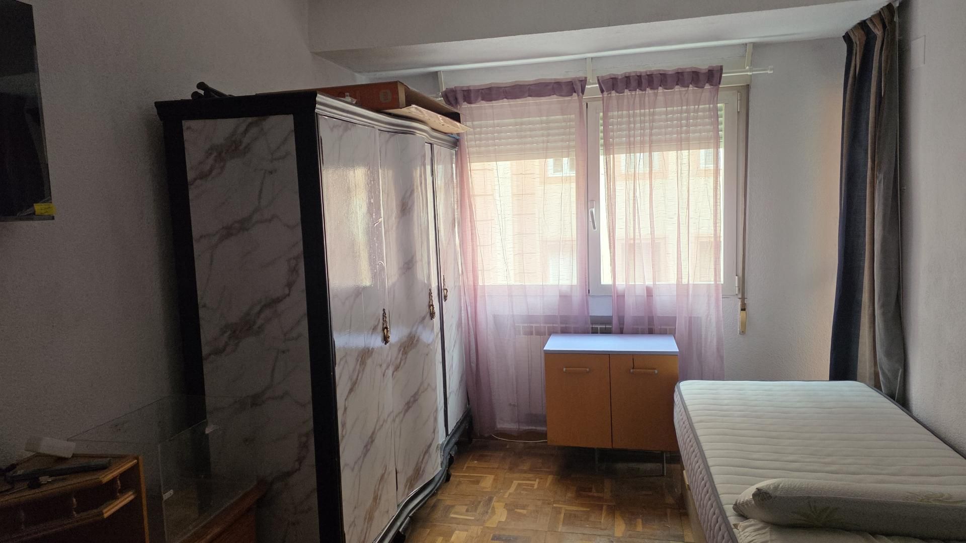 Dormitori de Apartament per a compartir en  Madrid Capital amb Calefacció, Traster i Moblat