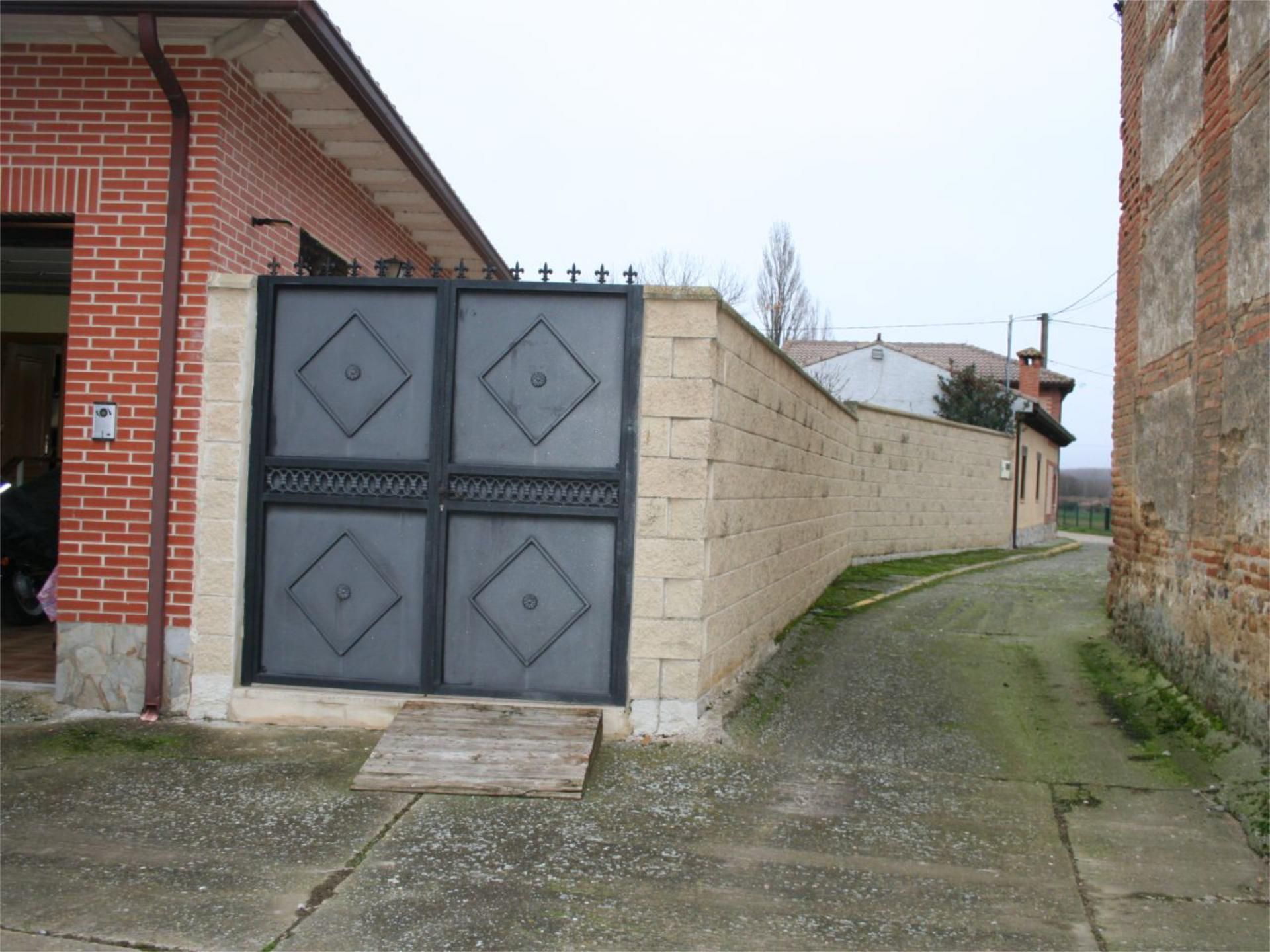 House or chalet for sale in Calle del Medio, 5, Renedo de la Vega Exterior view of House or chalet for sale in Renedo de la Vega with Heating, Private garden and Storage room