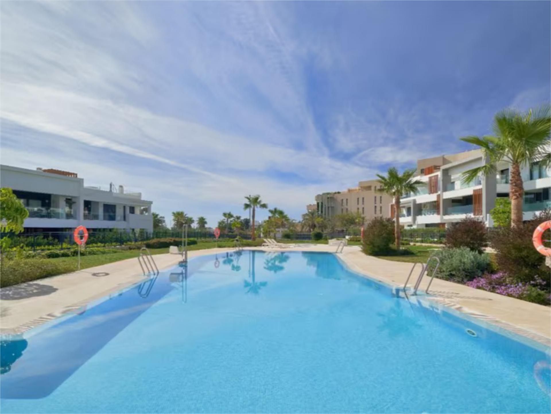Swimming pool of Flat to rent in Estepona  with Air Conditioner, Terrace and Swimming Pool