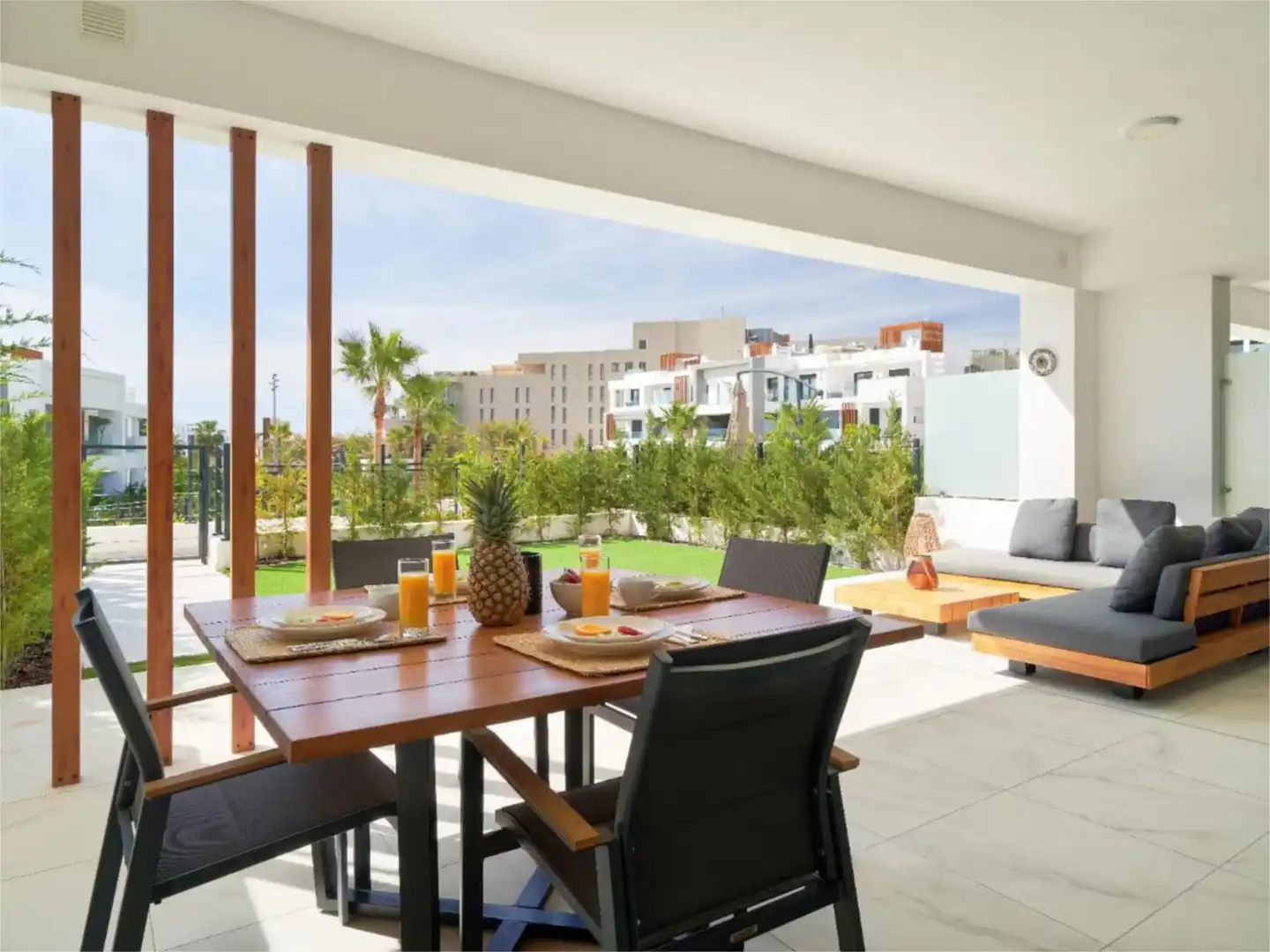 Piso de alquiler en Calle Flor de Saúco, 2, Bel - Air Terraza de Piso de alquiler en Estepona con Aire acondicionado, Calefacción y Jardín privado