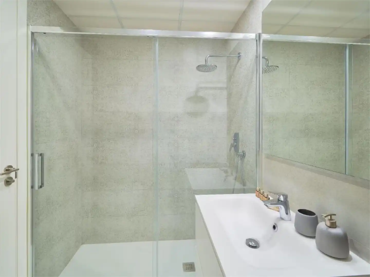 Piso de alquiler en Calle Flor de Saúco, 2, Bel - Air Baño de Piso de alquiler en Estepona con Aire acondicionado, Calefacción y Jardín privado