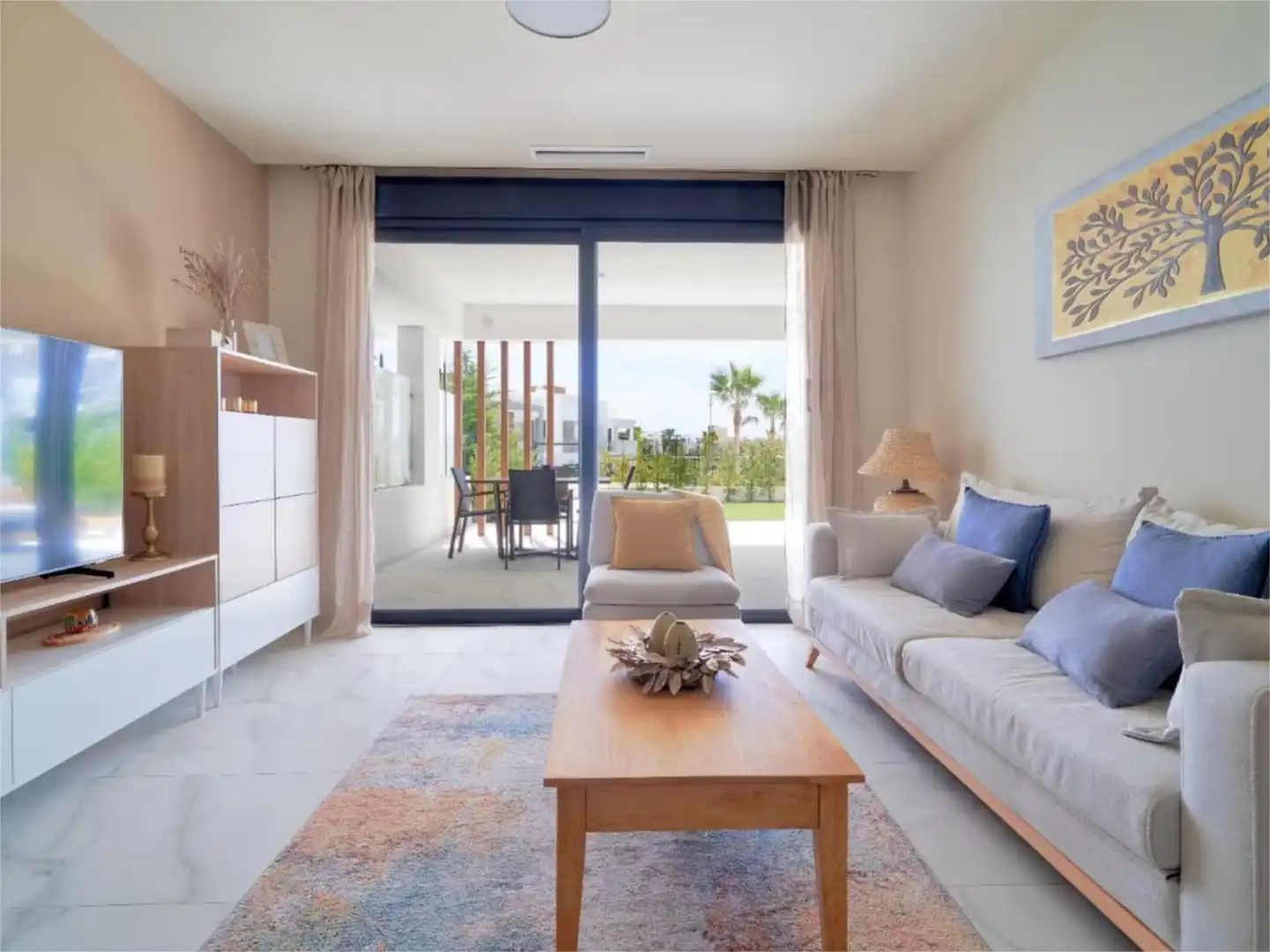Piso de alquiler en Calle Flor de Saúco, 2, Bel - Air Sala de estar de Piso de alquiler en Estepona con Aire acondicionado, Calefacción y Jardín privado