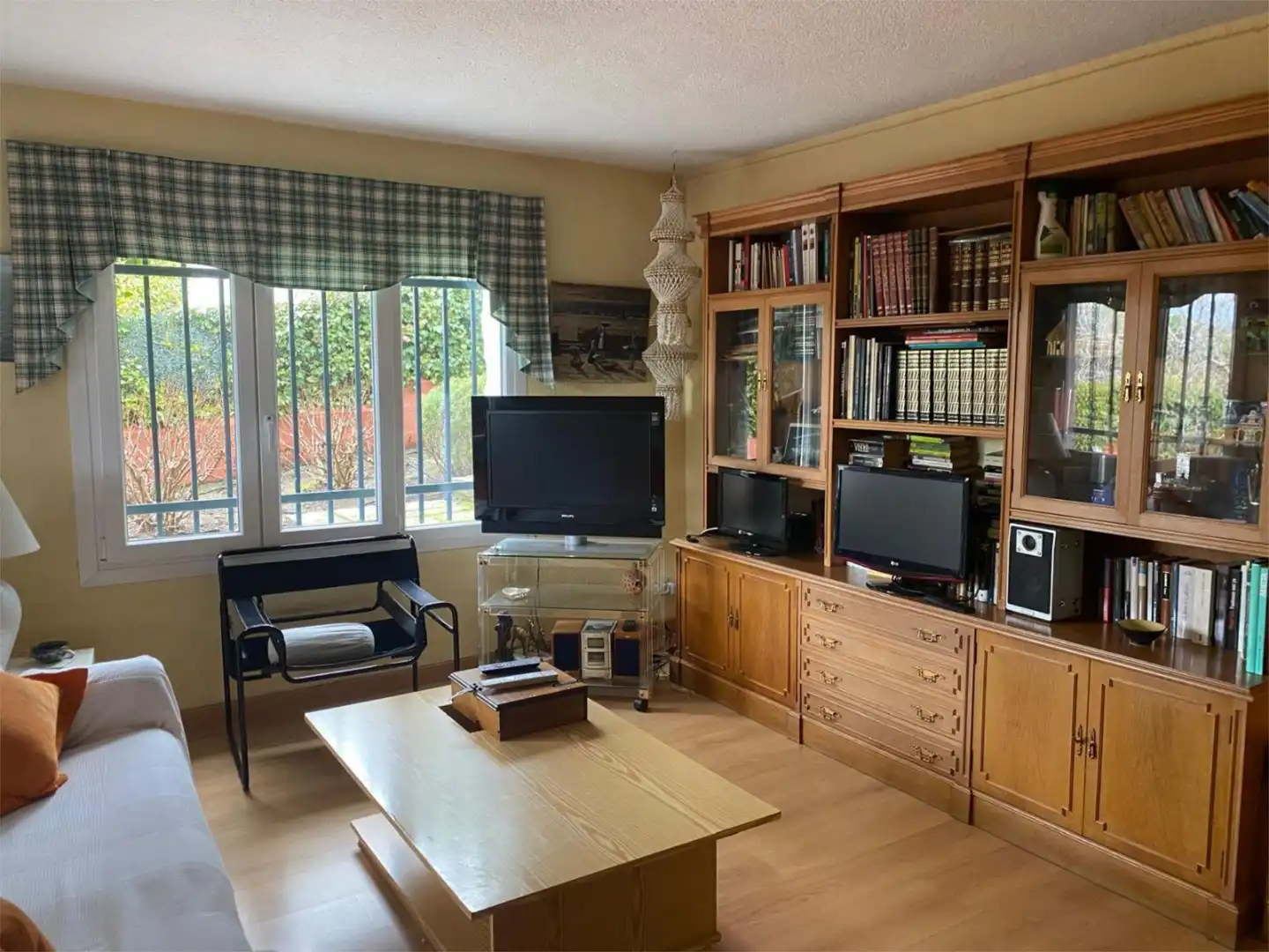 Piso en venta en Calle Monte Ana, 21, Parquelagos - Puente Nuevo Sala de estar de Piso en venta en Galapagar con Aire acondicionado, Calefacción y Jardín privado