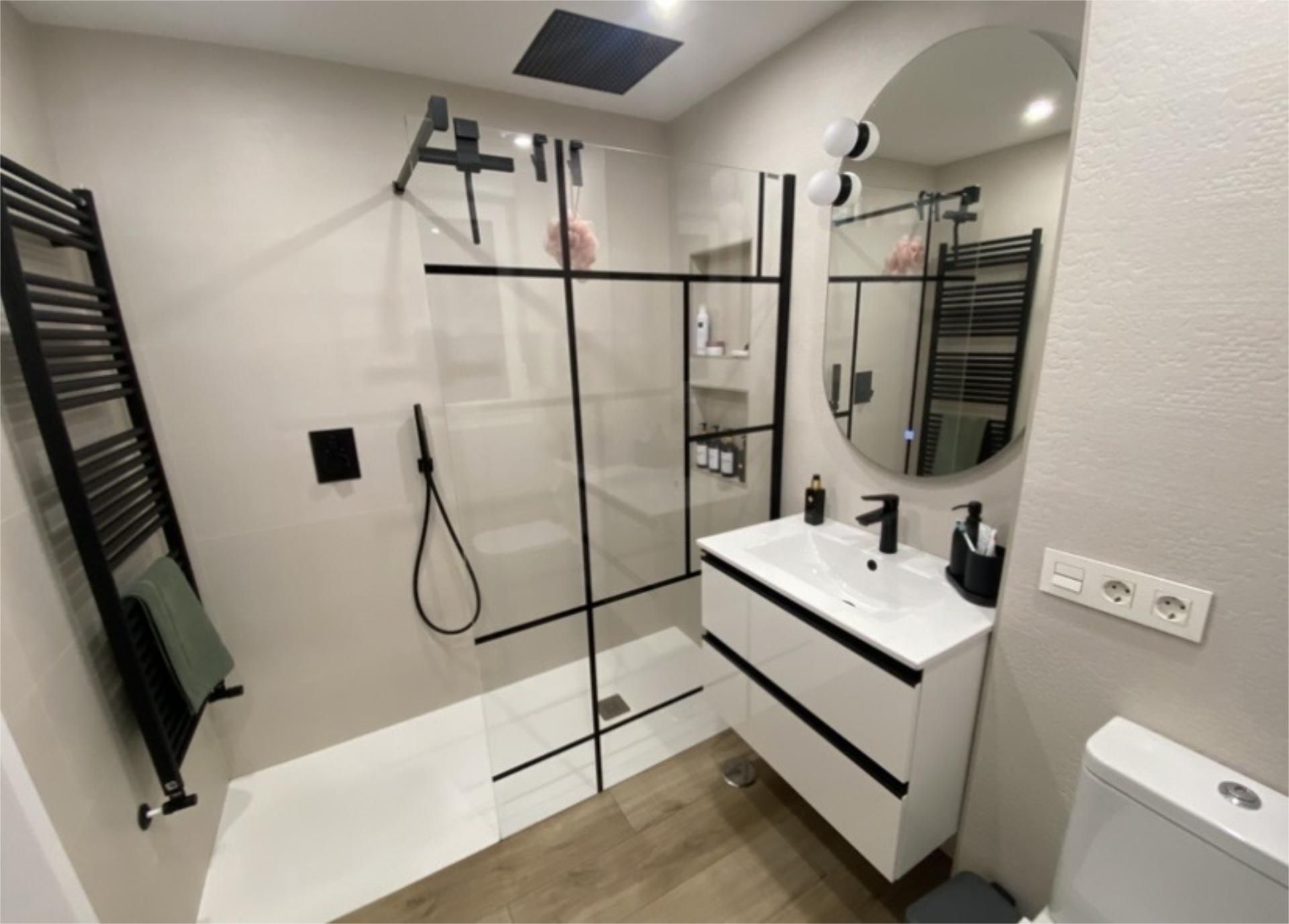 Bathroom of Flat to share in León Capital   with Heating, Parquet flooring and Terrace