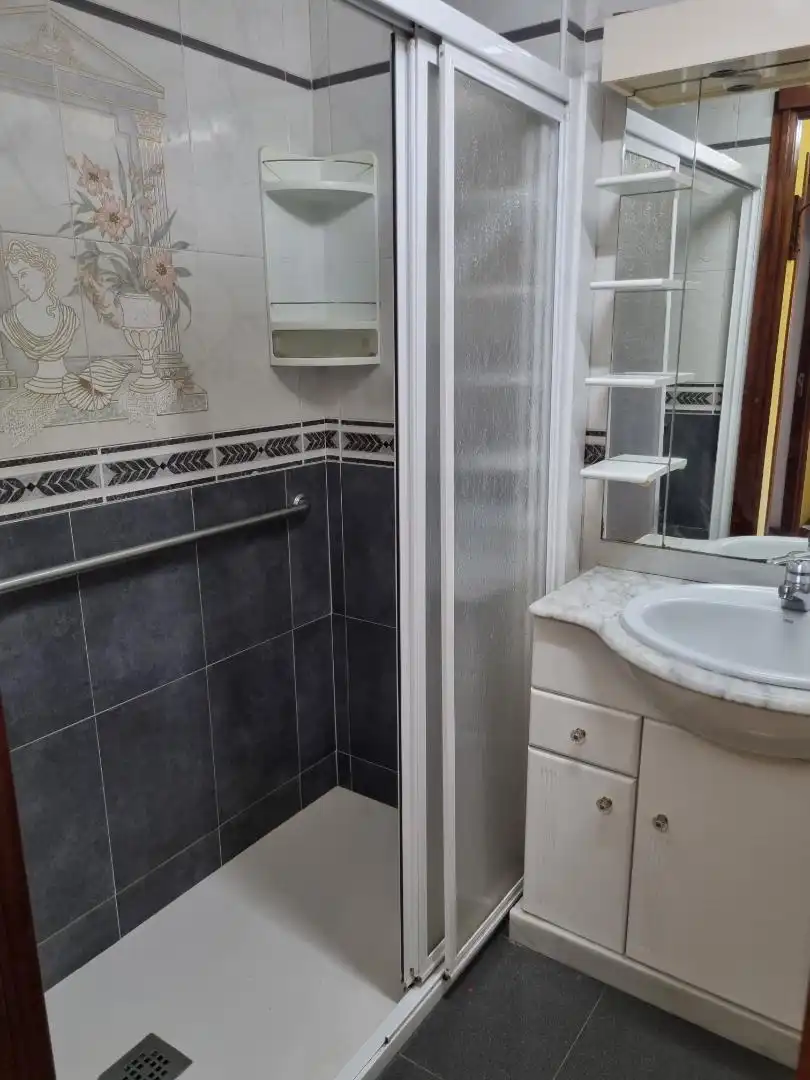 Baño de Piso en venta en Santiago de Compostela  con Calefacción, Jardín privado y Parking comunitario
