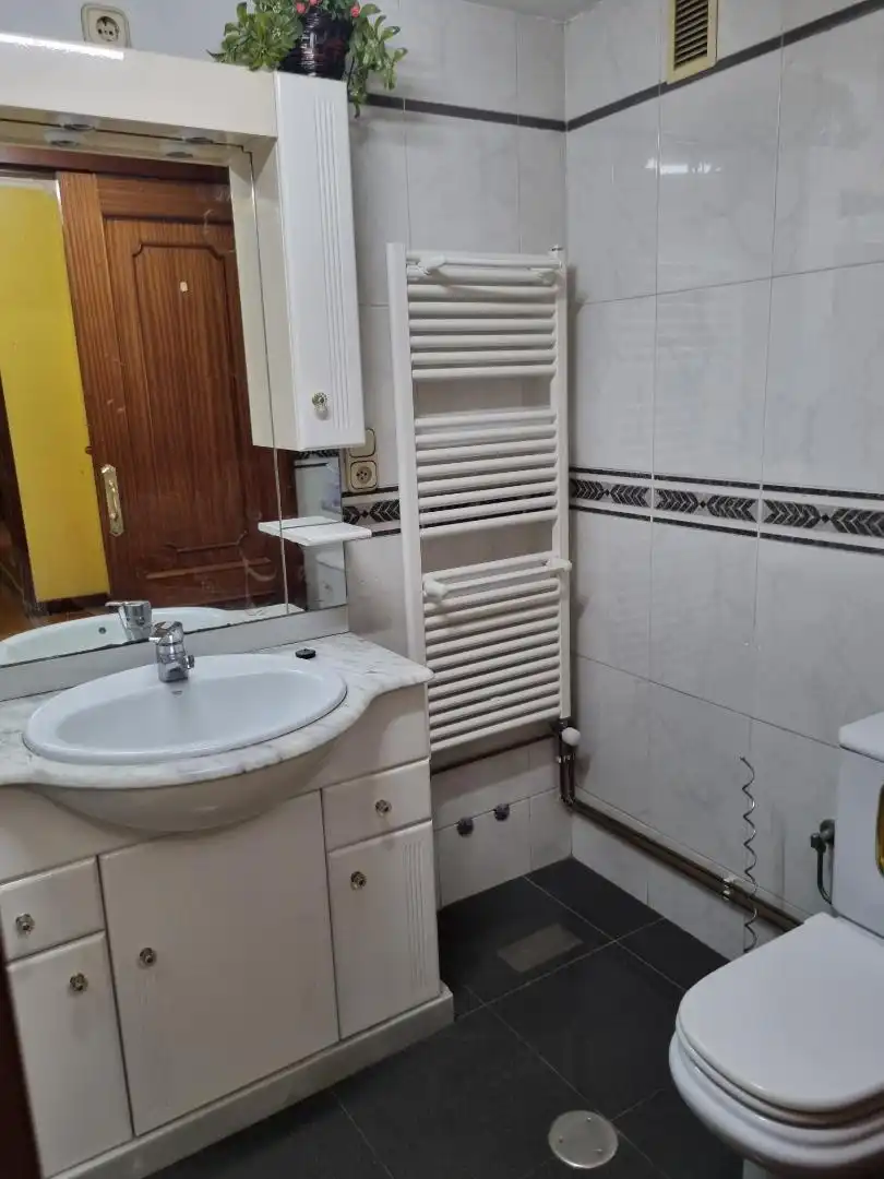 Baño de Piso en venta en Santiago de Compostela  con Calefacción, Jardín privado y Parking comunitario