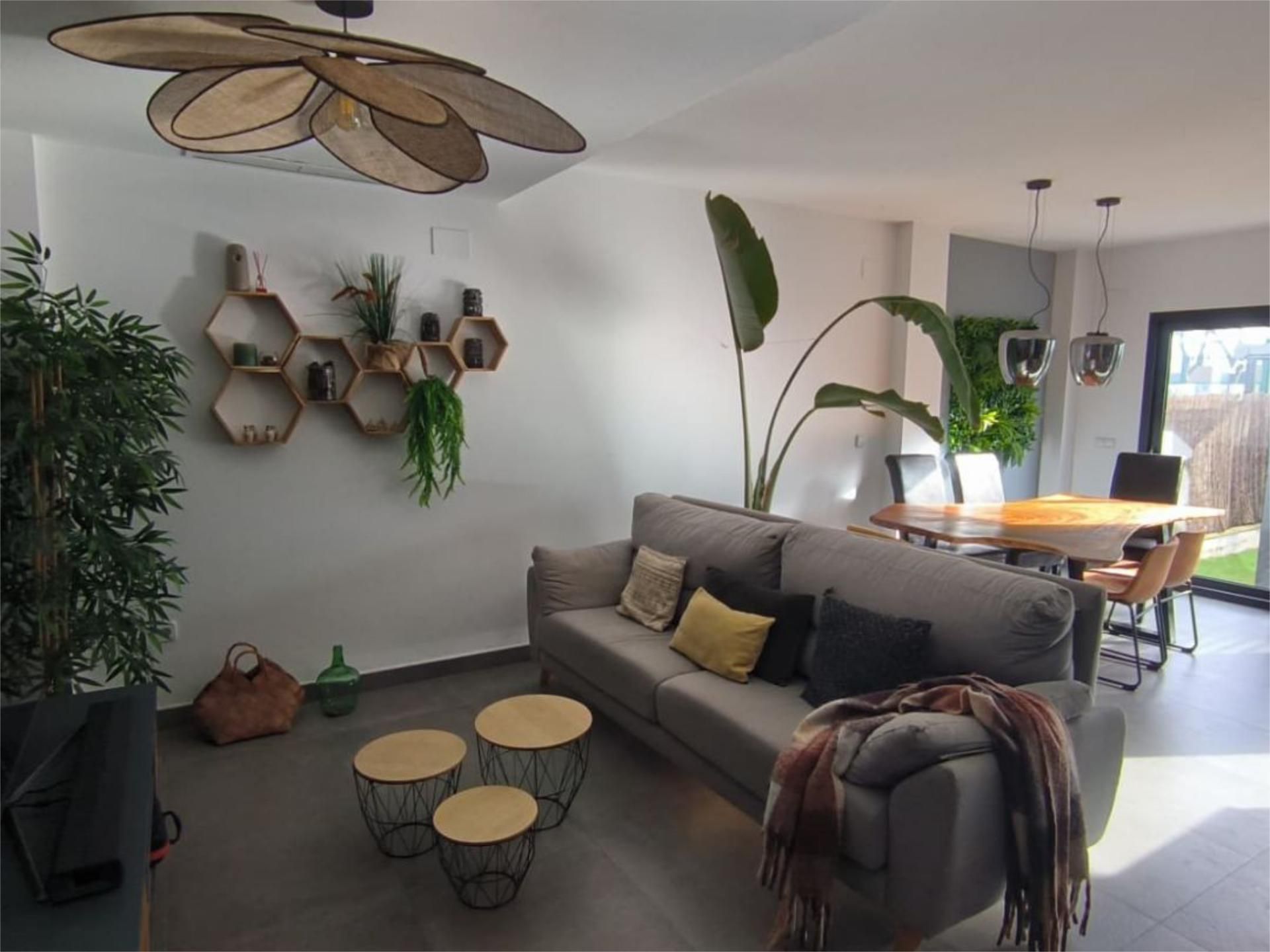 Casa adosada en venda a Dehesa - Monacilla Sala d'estar de Casa adosada en venda en Aljaraque amb Aire condicionat, Terrassa i Piscina