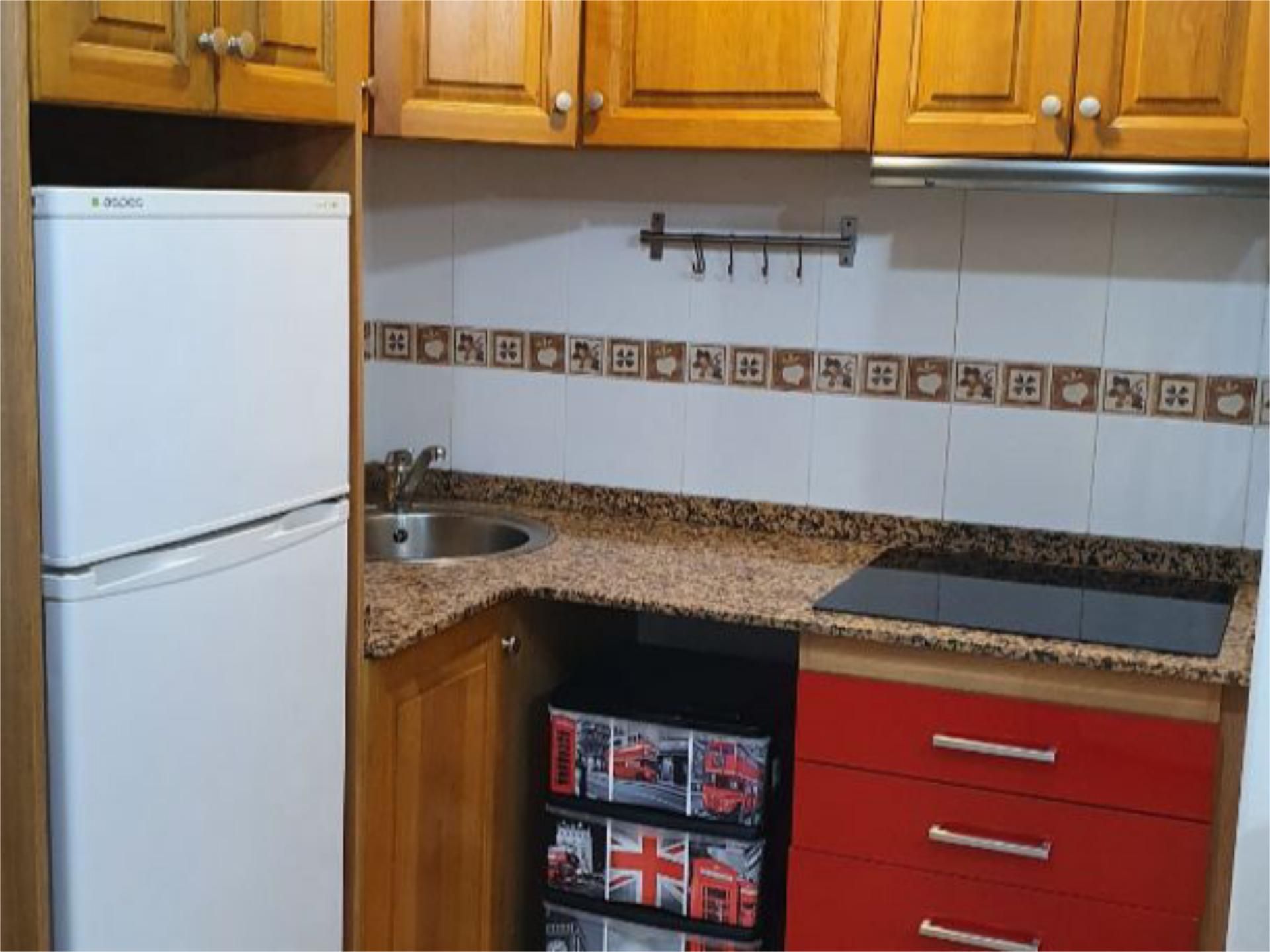 Cuina de Pis de lloguer en Santa Pola amb Aire condicionat