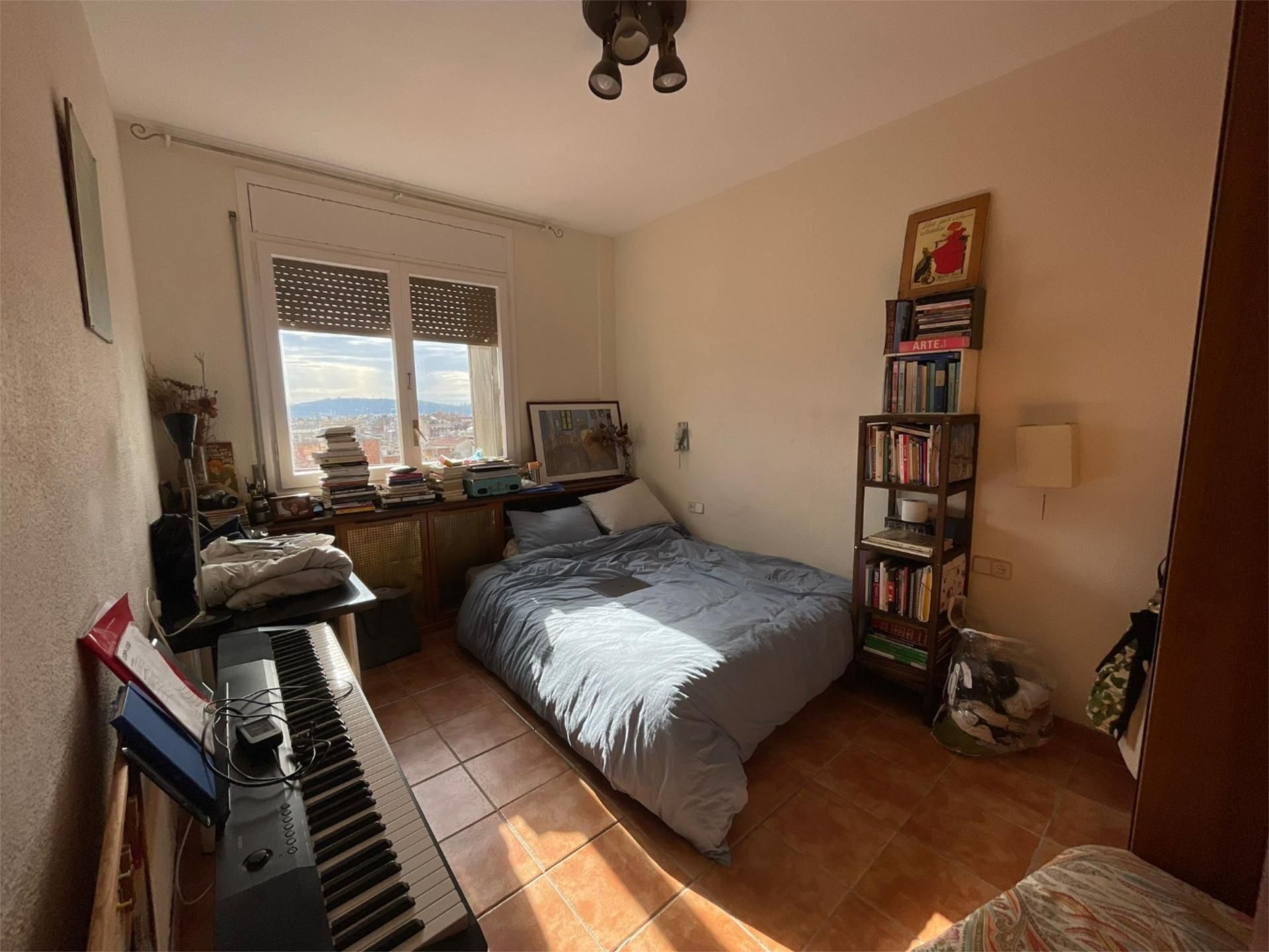 Bedroom of Flat to share in  Barcelona Capital  with Heating, Oven and Washing machine