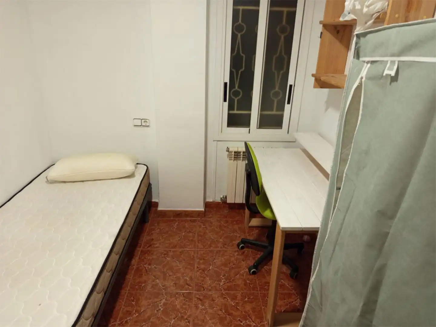 Habitació a Carretera de Sant Climent, 73, La Roureda Dormitori de Pis per a compartir en Viladecans amb Calefacció, Moblat i Balcó