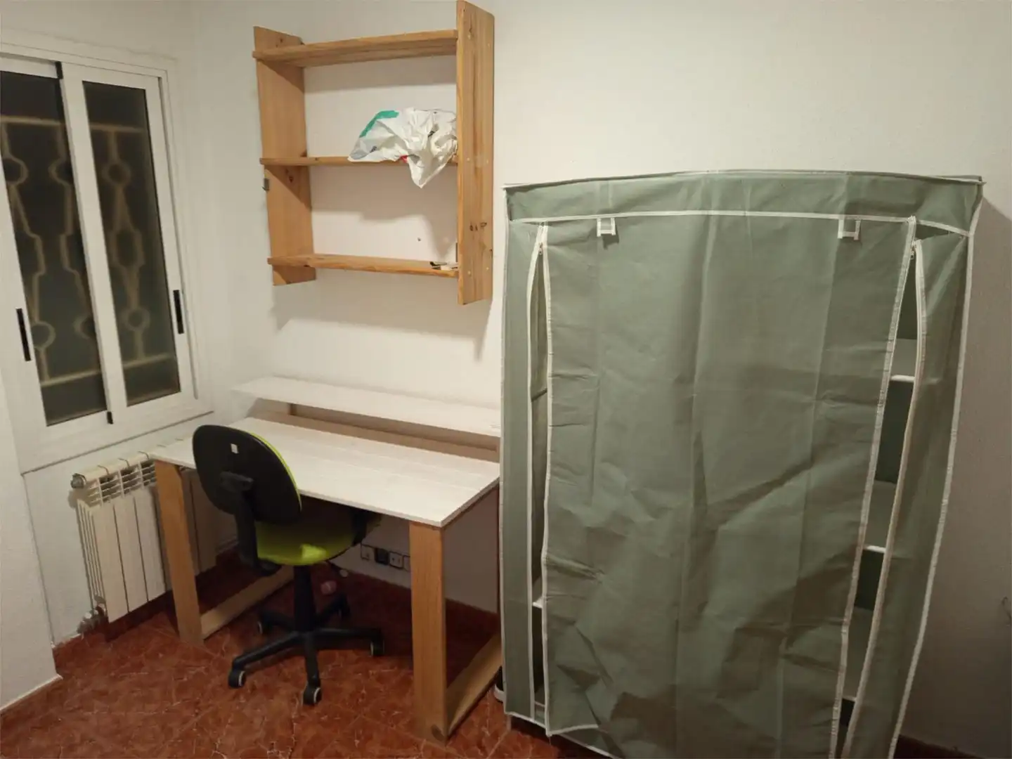 Habitació a Carretera de Sant Climent, 73, La Roureda Dormitori de Pis per a compartir en Viladecans amb Calefacció, Moblat i Balcó