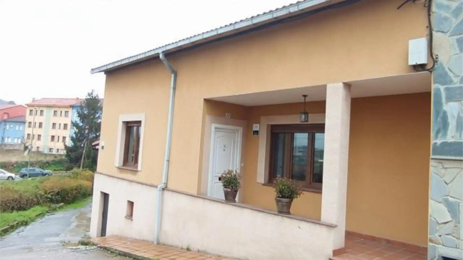 Vista exterior de Casa adosada en venda en Avilés amb Calefacció, Jardí privat i Terrassa