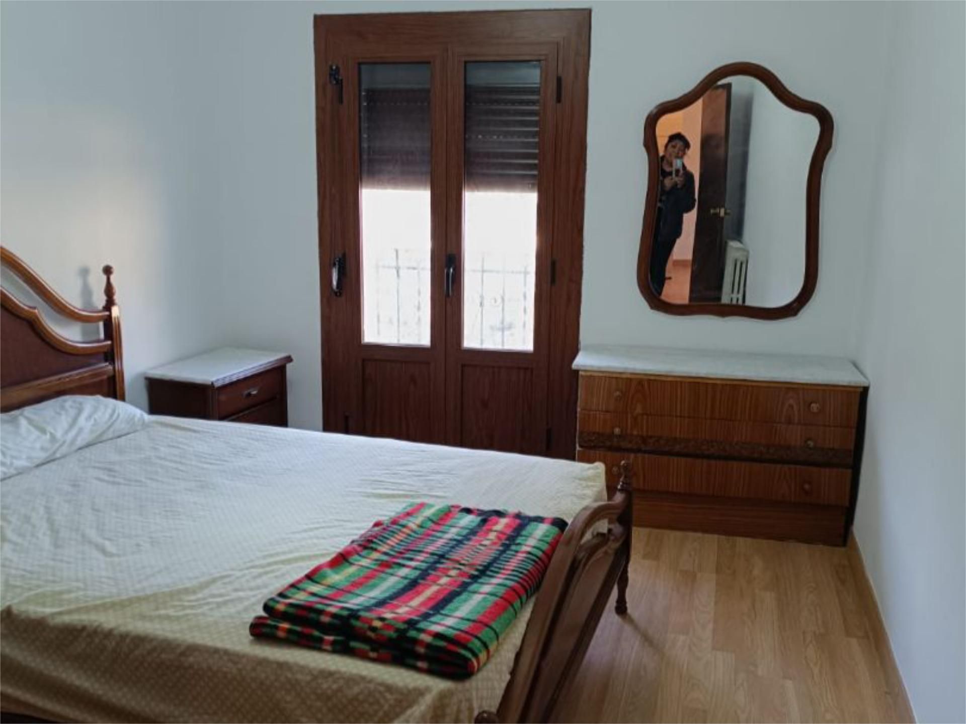 Pis de lloguer a Calle Nueva, 49, Monzón Dormitori de Pis de lloguer en Monzón amb Parquet, Moblat i Balcó