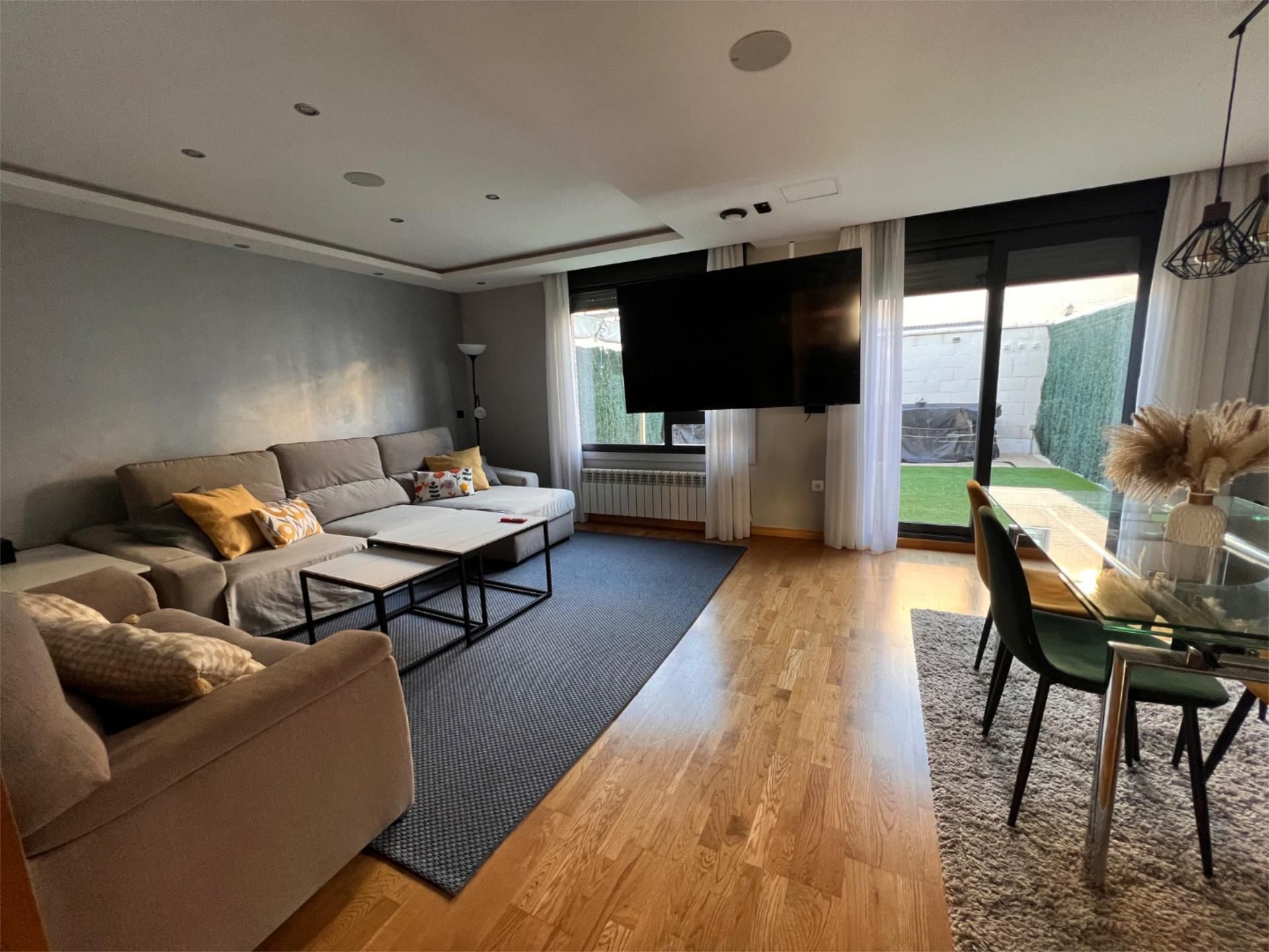 Sala de estar de Casa adosada en venta en Laguna de Duero con Aire acondicionado, Calefacción y Jardín privado