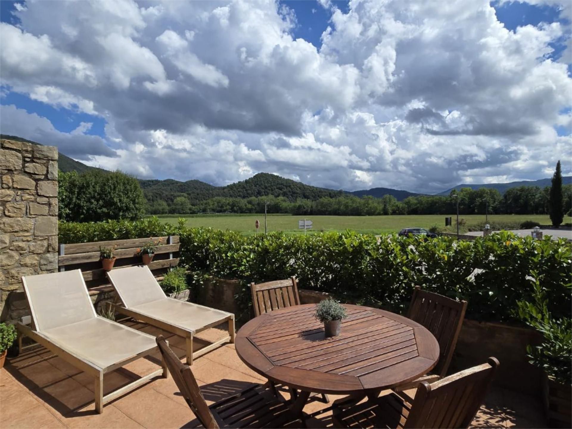 Jardí de Casa adosada en venda en La Vall d'en Bas amb Calefacció, Terrassa i Traster