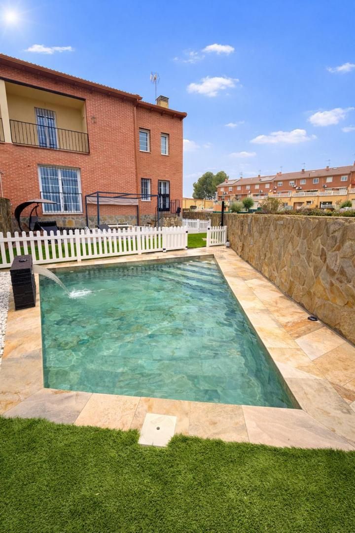 Piscina de Casa o xalet en venda en Villanueva de la Torre amb Aire condicionat, Terrassa i Piscina