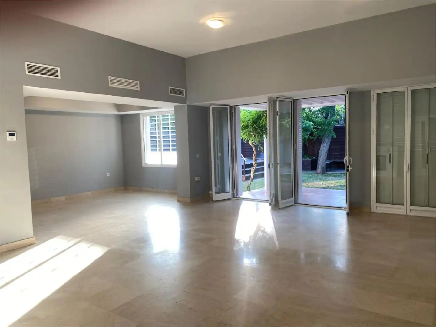 Flat for sale in Calle Fresno, 8, Almensilla Living room of Flat for sale in Almensilla with Air Conditioner, Private garden and Terrace