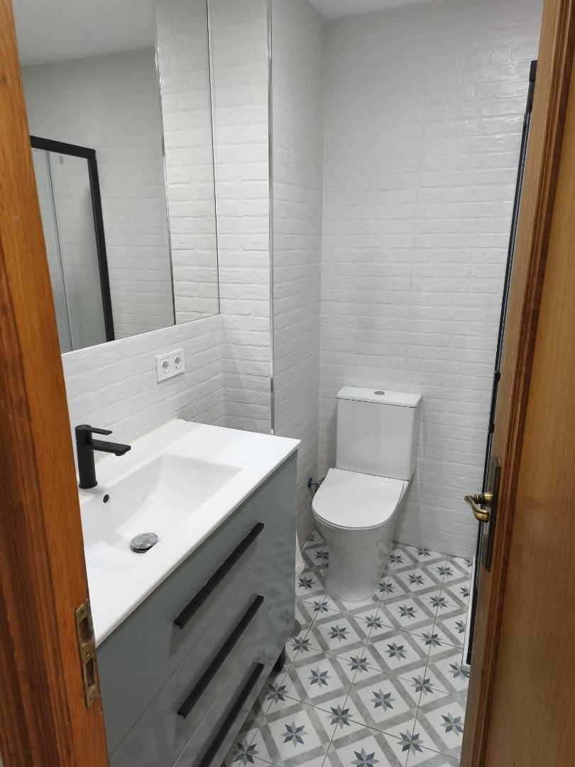 Bathroom of Study to rent in  Madrid Capital  with Air Conditioner