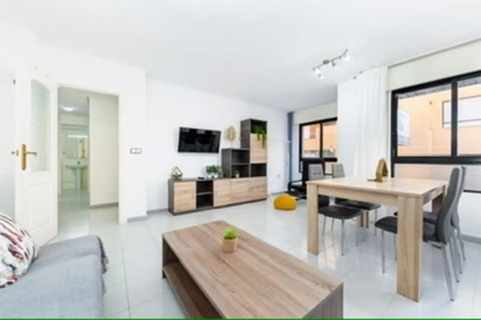 Piso de alquiler en Calle Ramón y Cajal, 3, Centro - Muelle Pesquero Sala de estar de Piso de alquiler en Torrevieja con Aire acondicionado, Calefacción y Amueblado