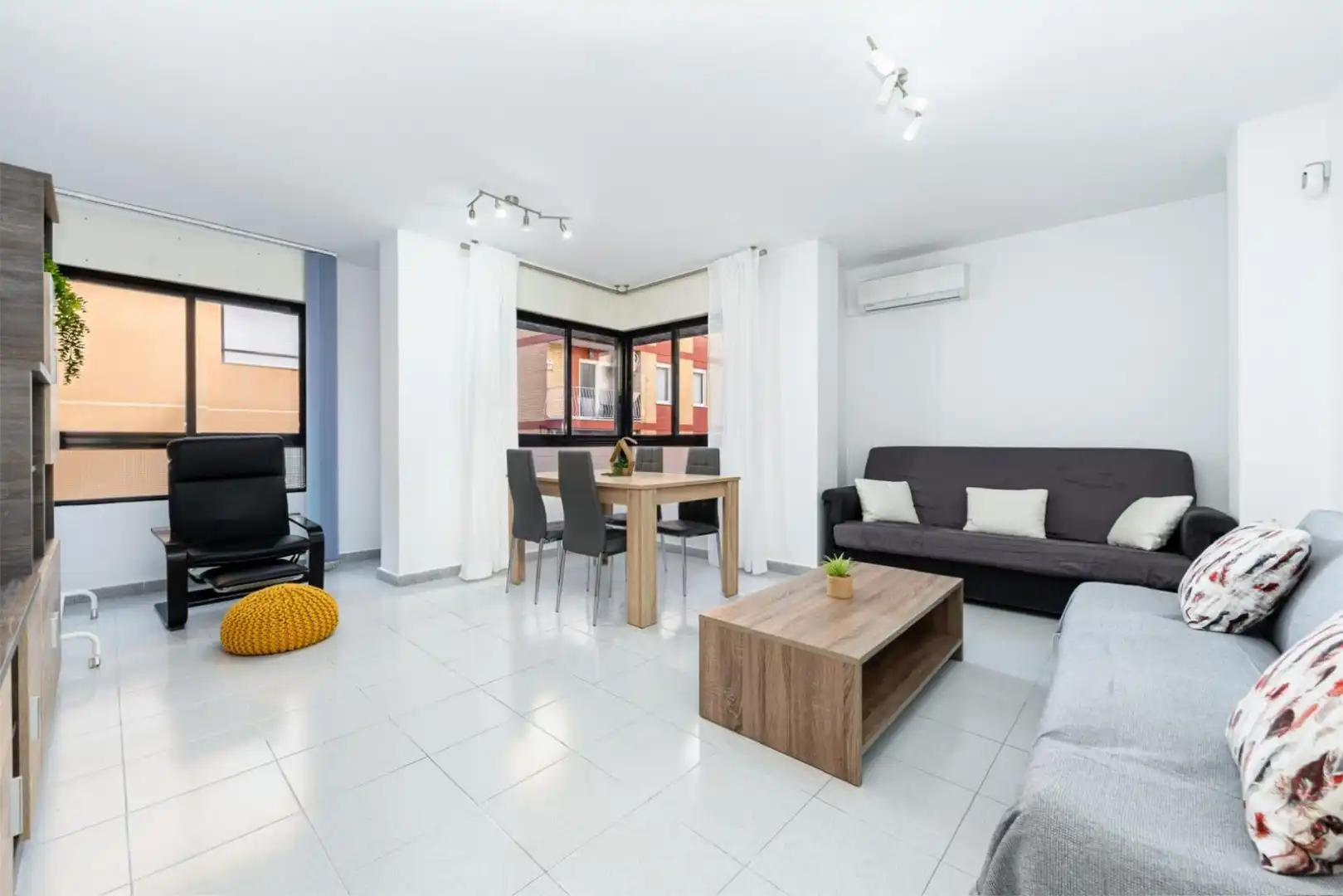 Piso de alquiler en Calle Ramón y Cajal, 3, Centro - Muelle Pesquero Sala de estar de Piso de alquiler en Torrevieja con Aire acondicionado, Calefacción y Amueblado