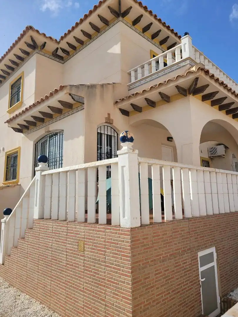 Vista exterior de Casa adosada en venda en Orihuela amb Jardí privat, Terrassa i Traster