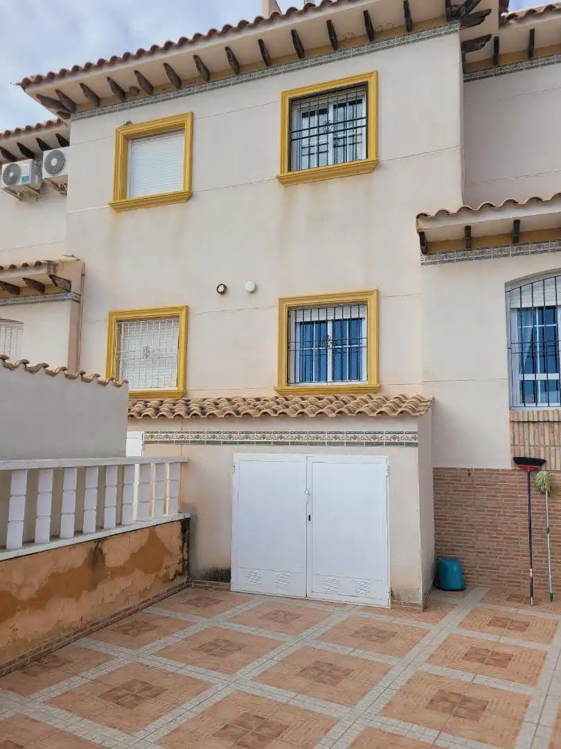 Vista exterior de Casa adosada en venda en Orihuela amb Jardí privat, Terrassa i Traster