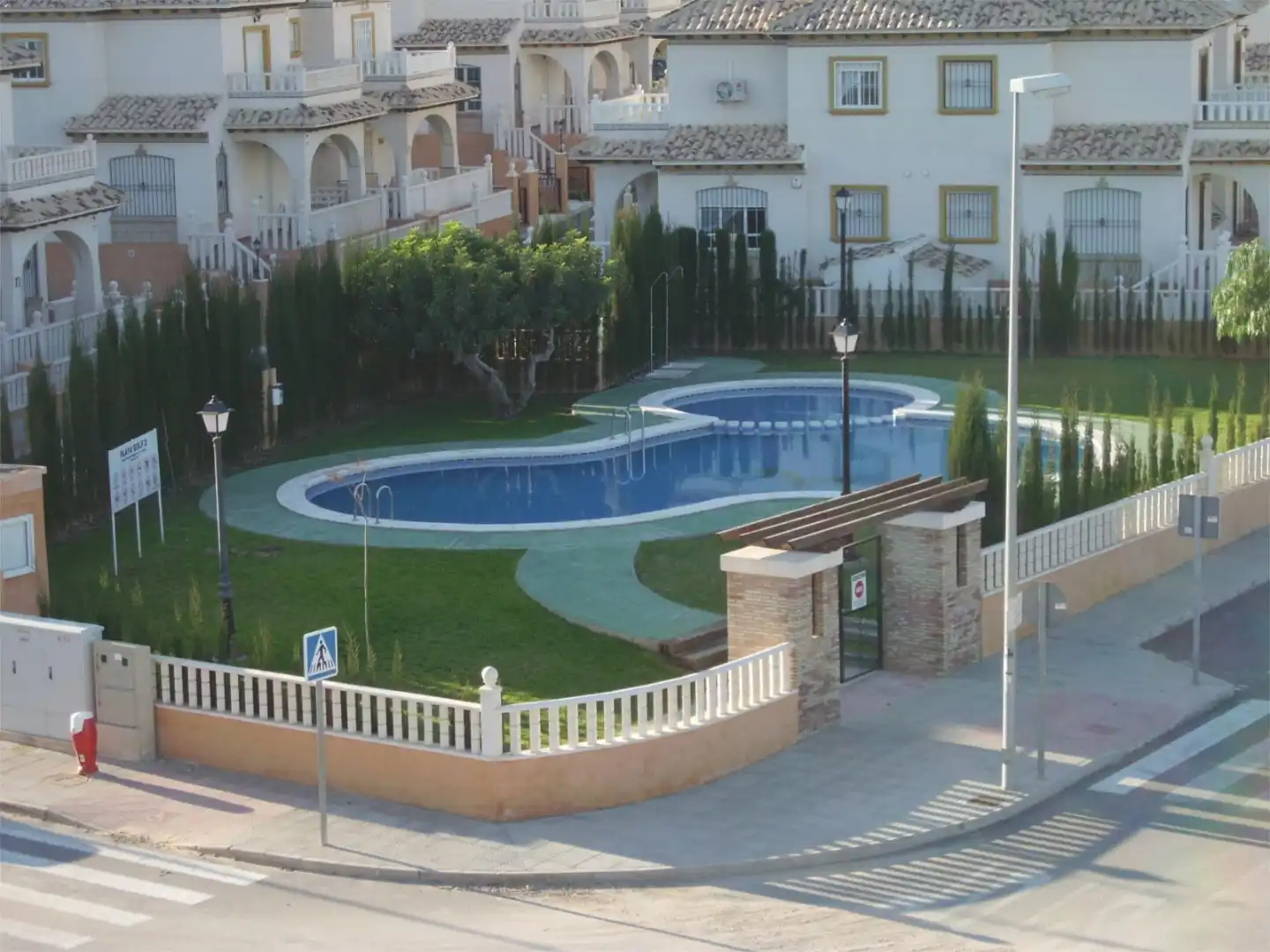 Piscina de Casa adosada en venda en Orihuela amb Jardí privat, Terrassa i Traster