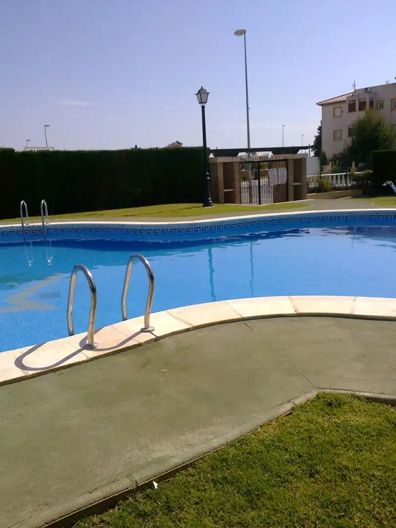Piscina de Casa adosada en venda en Orihuela amb Jardí privat, Terrassa i Traster