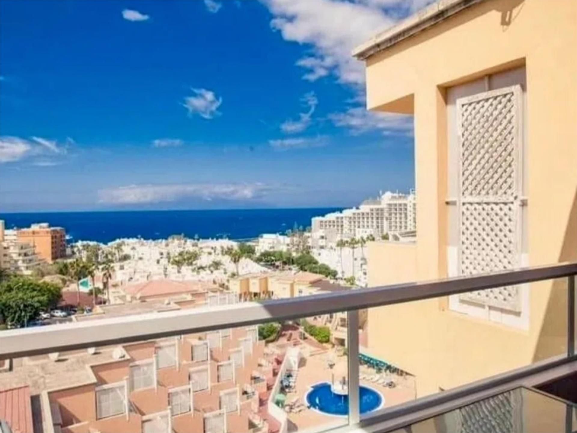 Vista exterior de Pis de lloguer en Adeje amb Aire condicionat, Piscina i Moblat