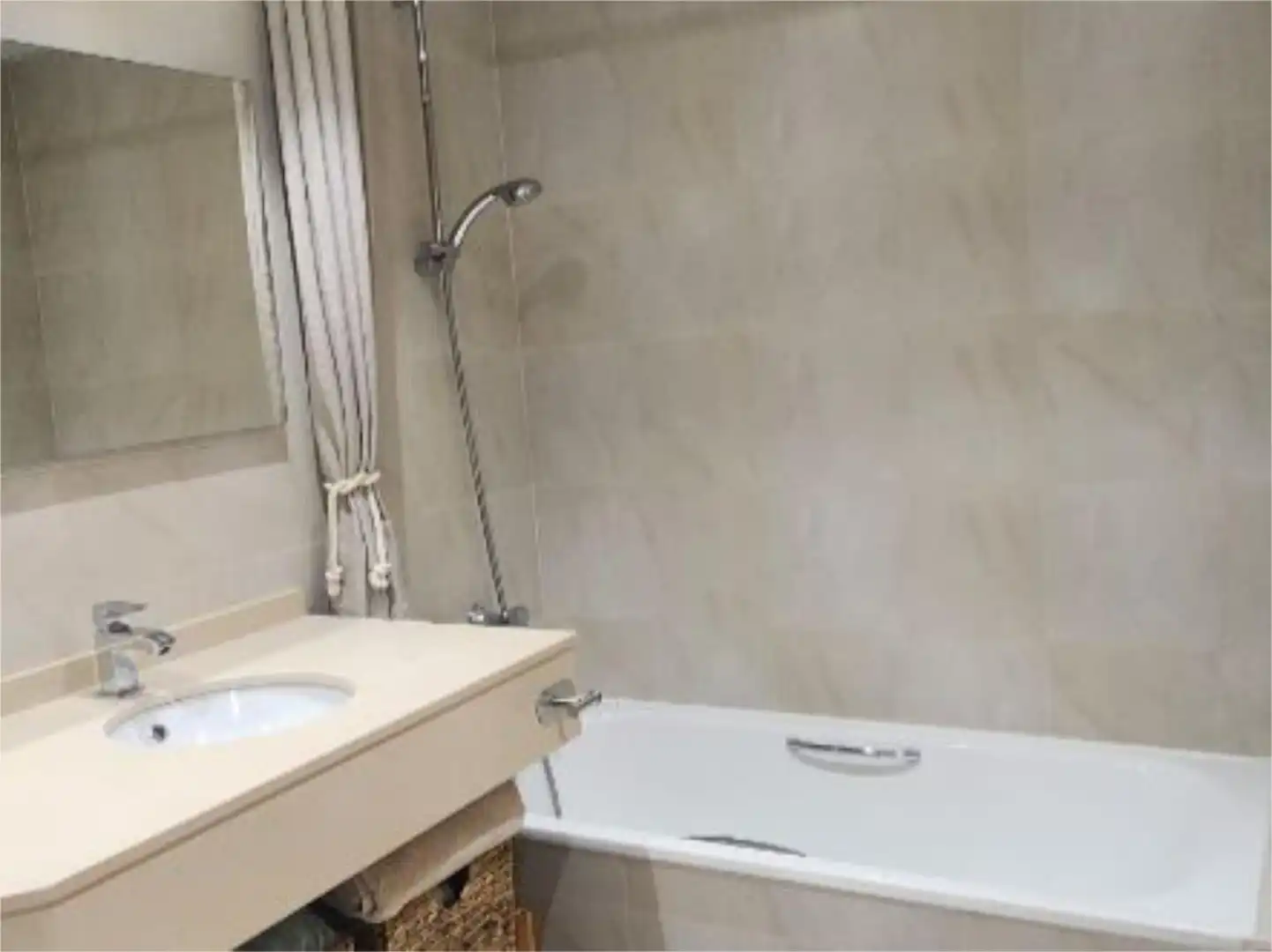 Piso en venta en Calle Alfonso VI, 11, Logroño Baño de Piso en venta en Logroño con Aire acondicionado, Terraza y Piscina