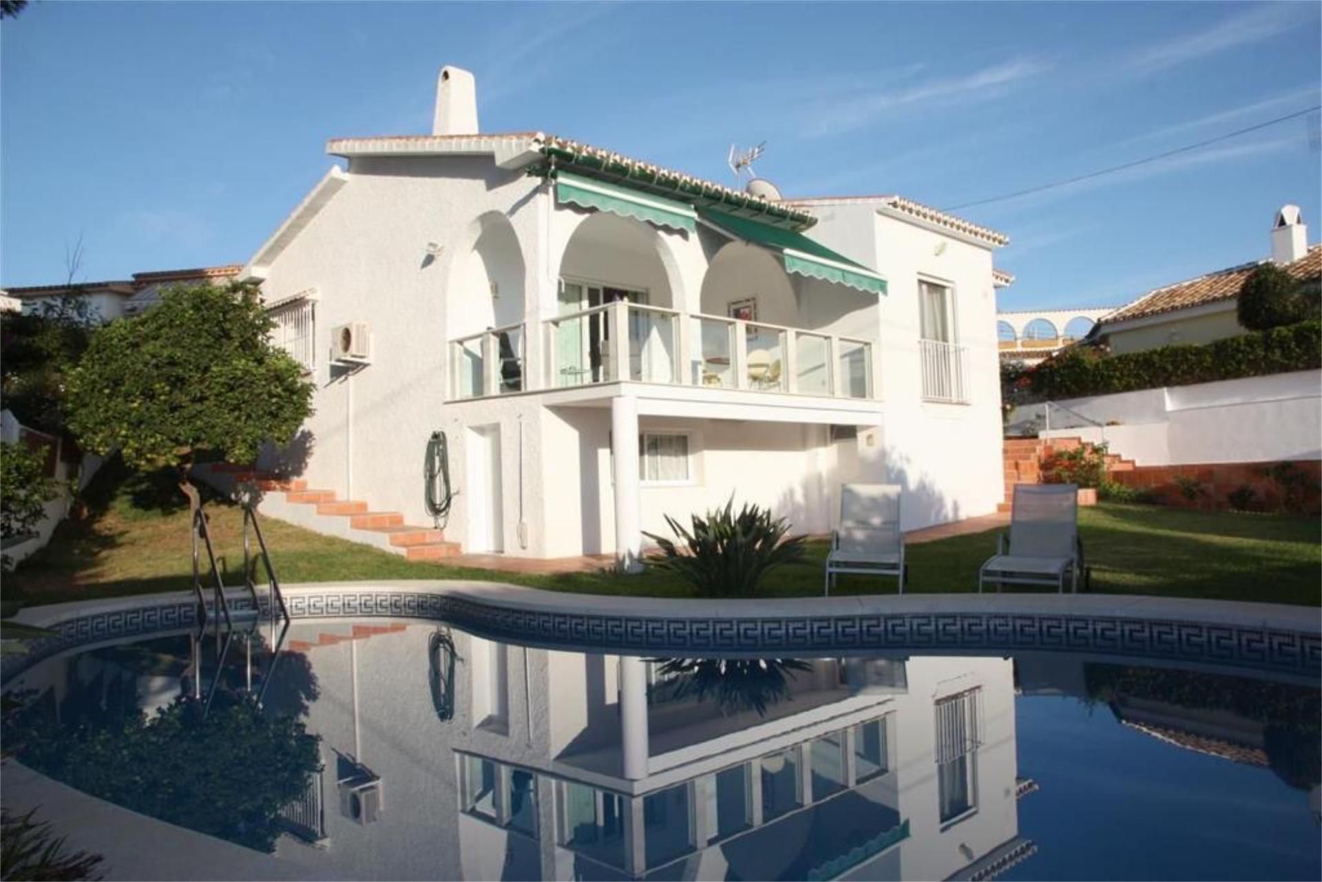 Exterior view of House or chalet for sale in Vélez-Málaga  with Air Conditioner, Terrace and Swimming Pool
