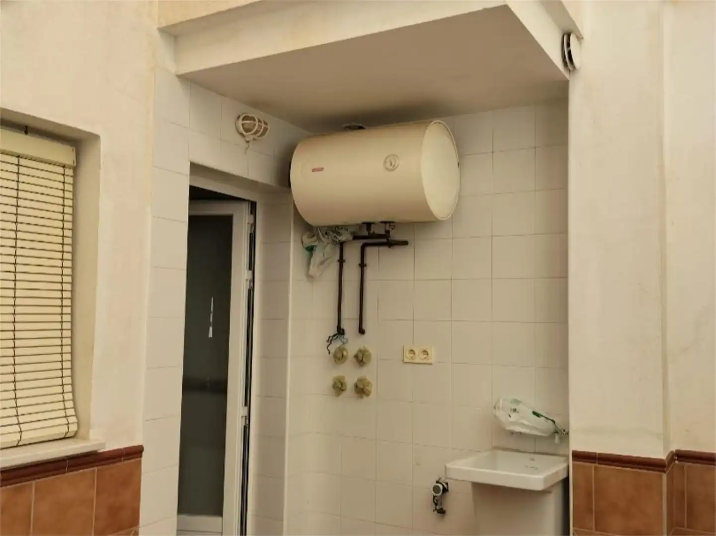 Baño de Piso en venta en Motril con Aire acondicionado, Terraza y Balcón