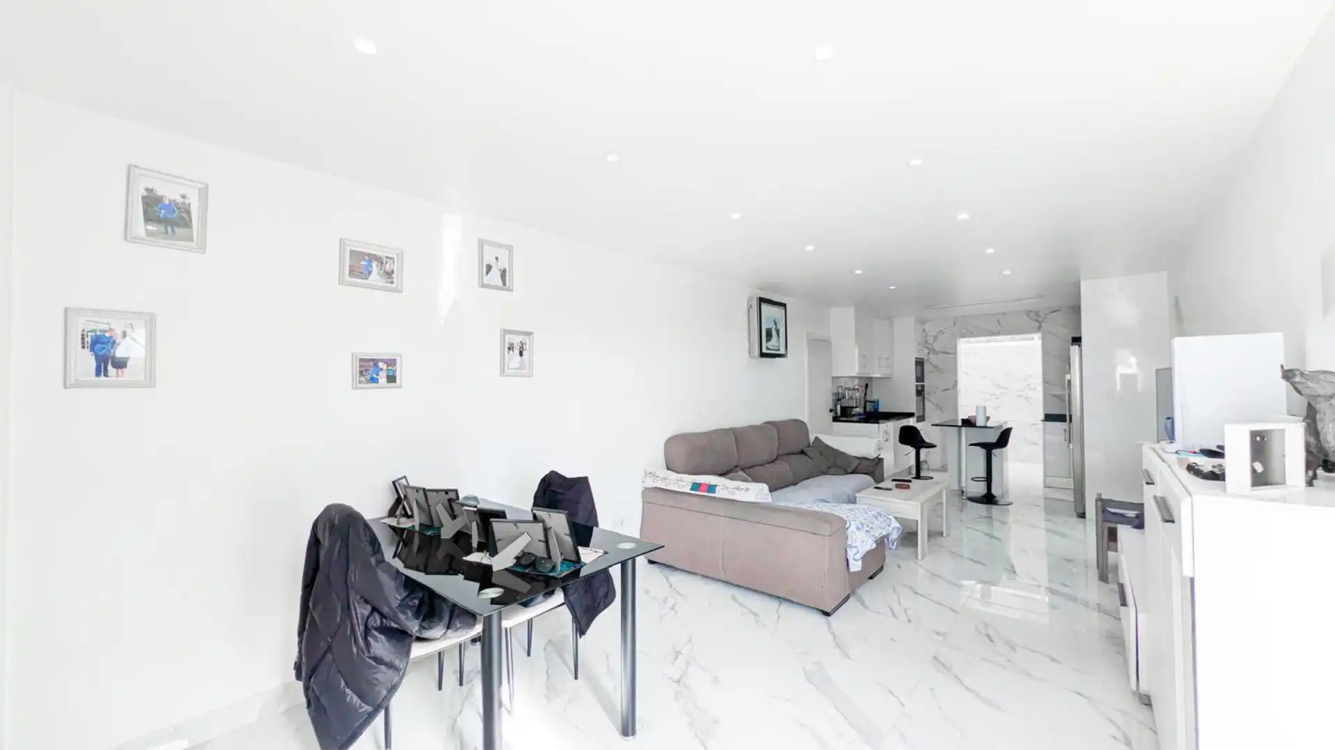 Sala de estar de Casa adosada en venta en Torrevieja con Aire acondicionado, Jardín privado y Trastero