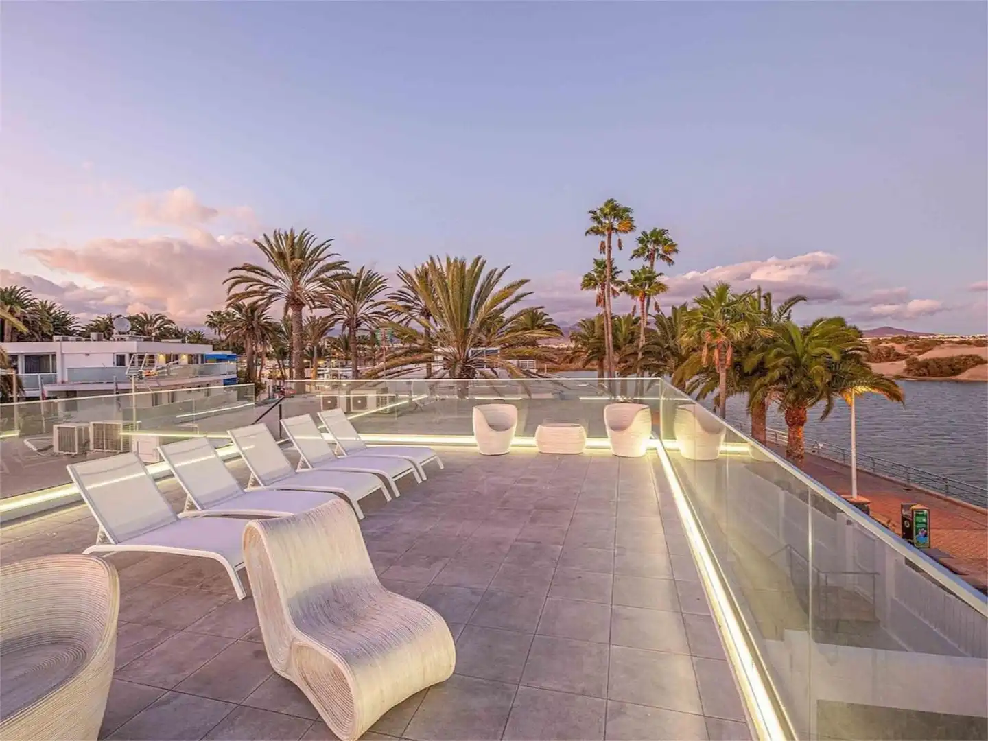Einfamilien-Reihenhaus zur Miete in Avenida del Oasis, 15, Maspalomas - Meloneras Terrasse von Einfamilien-Reihenhaus zur Miete in San Bartolomé de Tirajana mit Klimaanlage, Heizung und Privatgarten