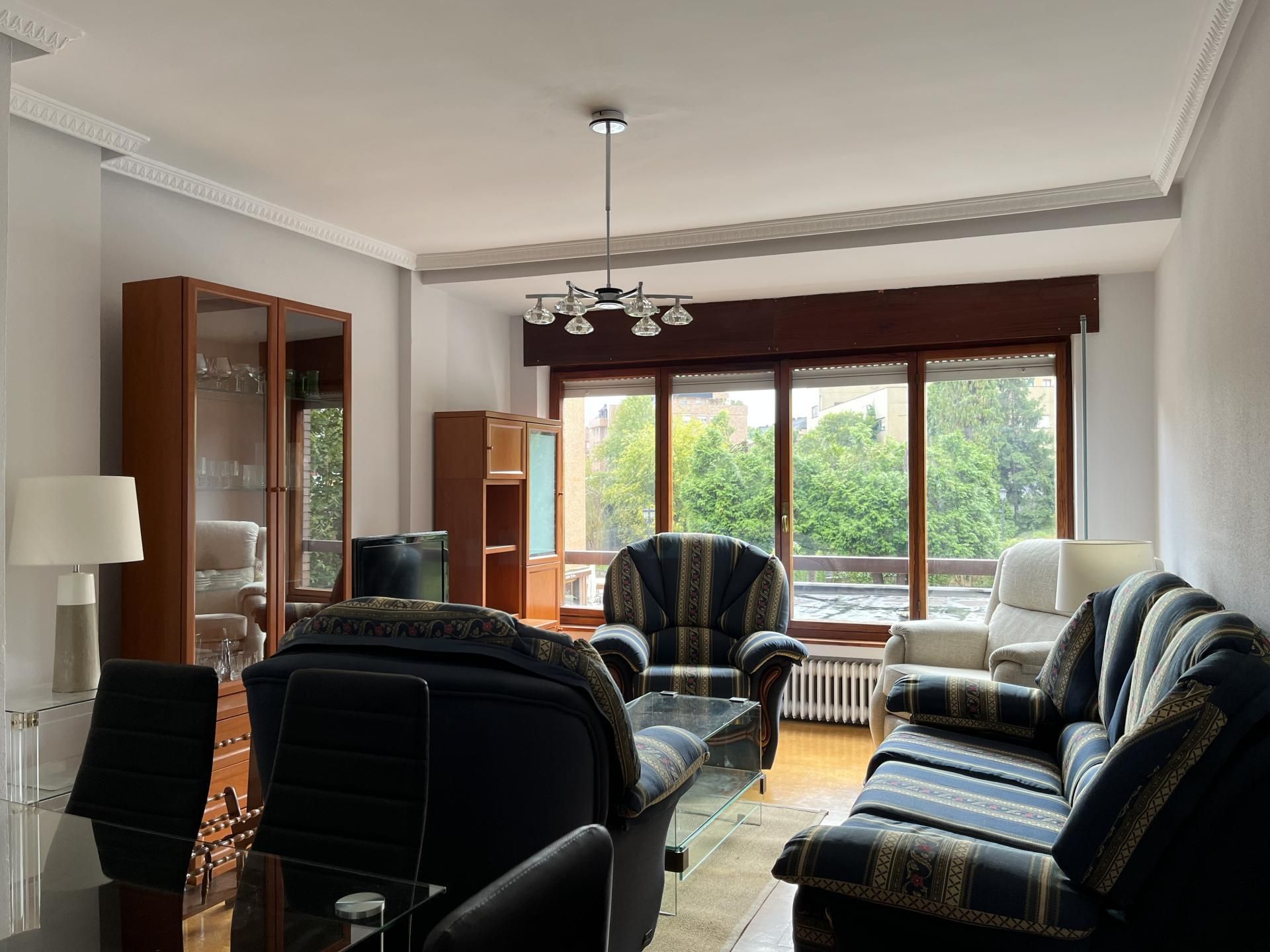 Flat to share in Calle Rafael Altamira, 2, Buenavista Living room of Flat to share in Oviedo with Heating, Private garden and Parquet flooring