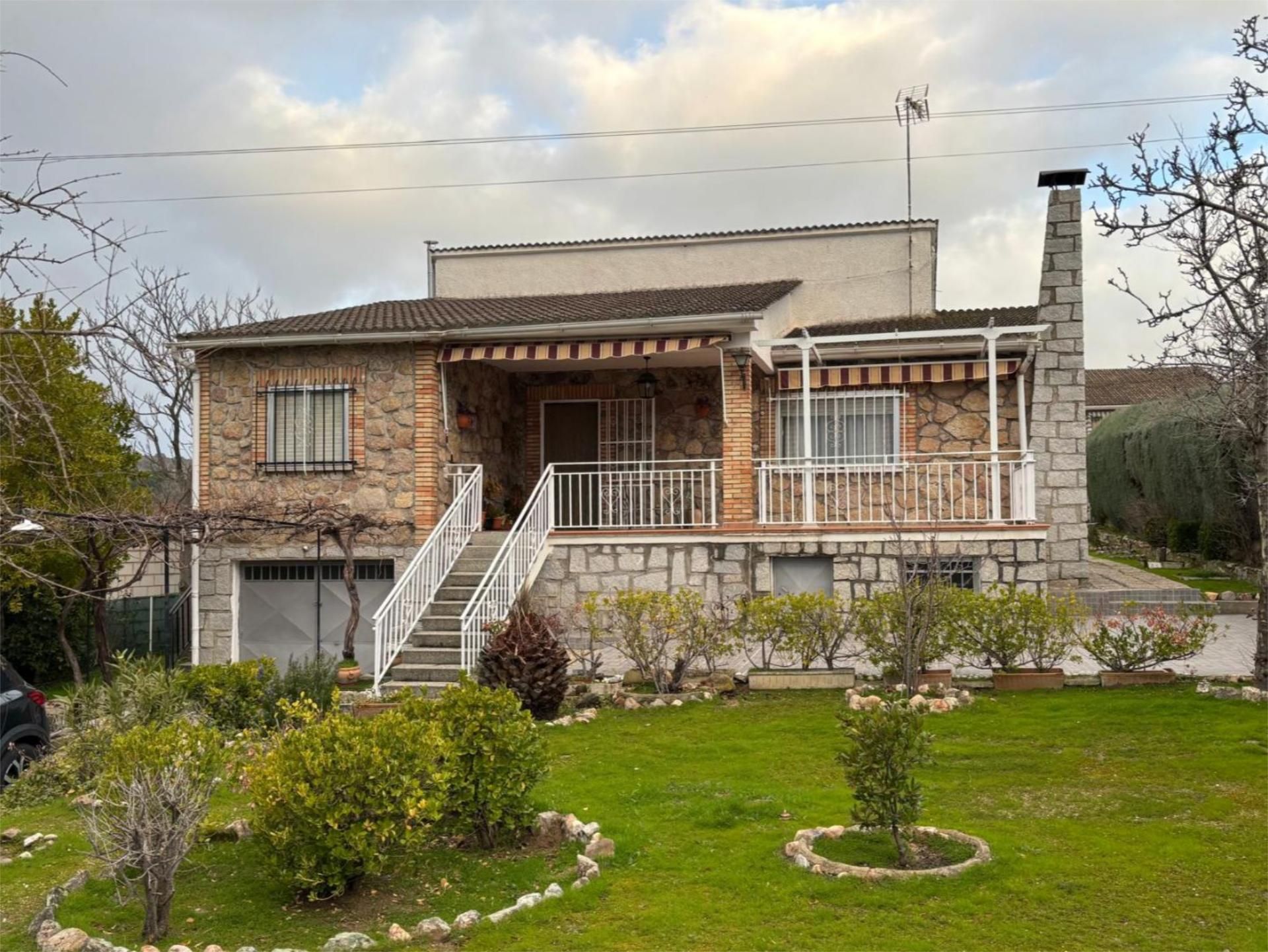 Vista exterior de Casa o xalet en venda en Villa del Prado amb Aire condicionat, Terrassa i Balcó