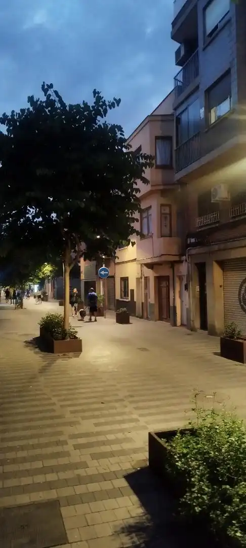 Vista exterior de Casa o xalet en venda en Cornellà de Llobregat amb TV i Balcó