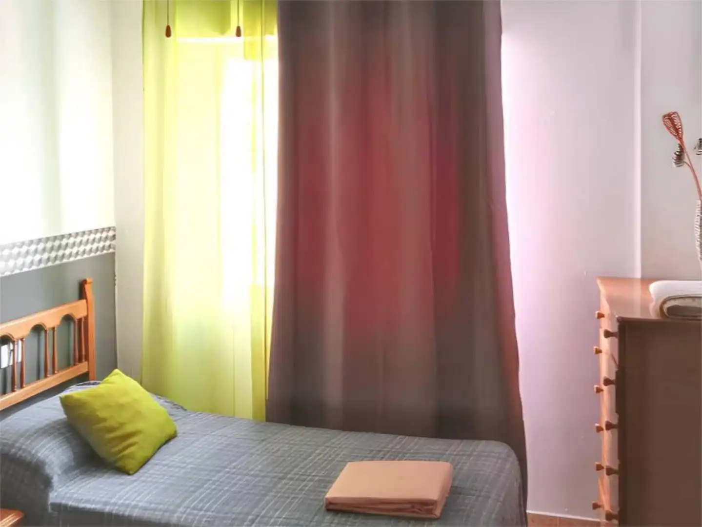 Wohnung zur Miete in Carrer Apòstol Santiago, 75, La Curva Schlafzimmer von Wohnung zur Miete in Benicasim / Benicàssim mit Klimaanlage, Terrasse und Möbliert