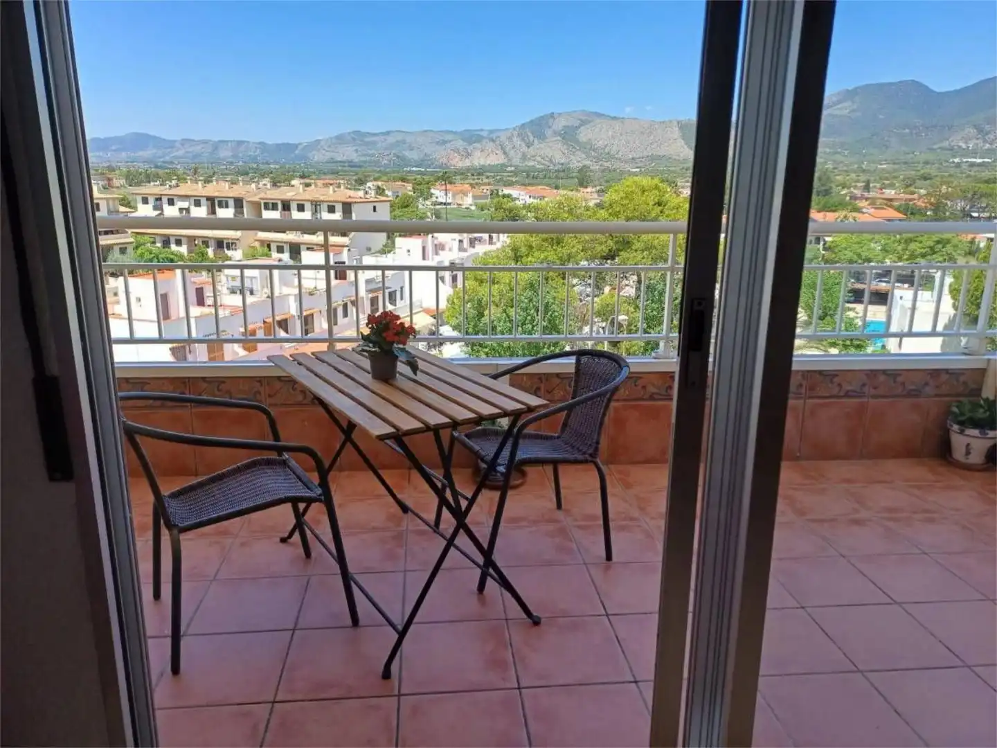 Wohnung zur Miete in Carrer Apòstol Santiago, 75, La Curva Außenansicht von Wohnung zur Miete in Benicasim / Benicàssim mit Klimaanlage, Terrasse und Möbliert