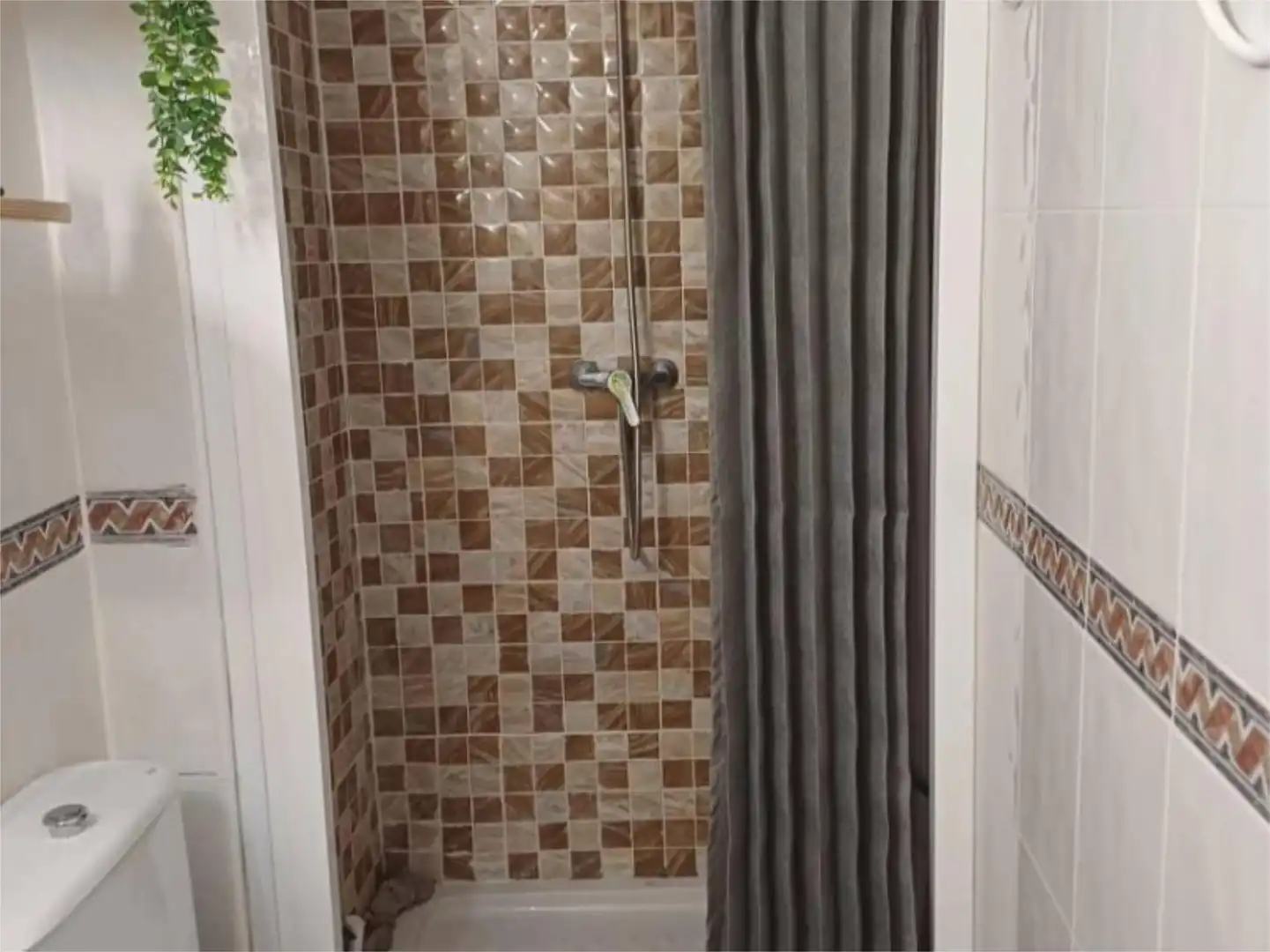 Wohnung zur Miete in Carrer Apòstol Santiago, 75, La Curva Badezimmer von Wohnung zur Miete in Benicasim / Benicàssim mit Klimaanlage, Terrasse und Möbliert