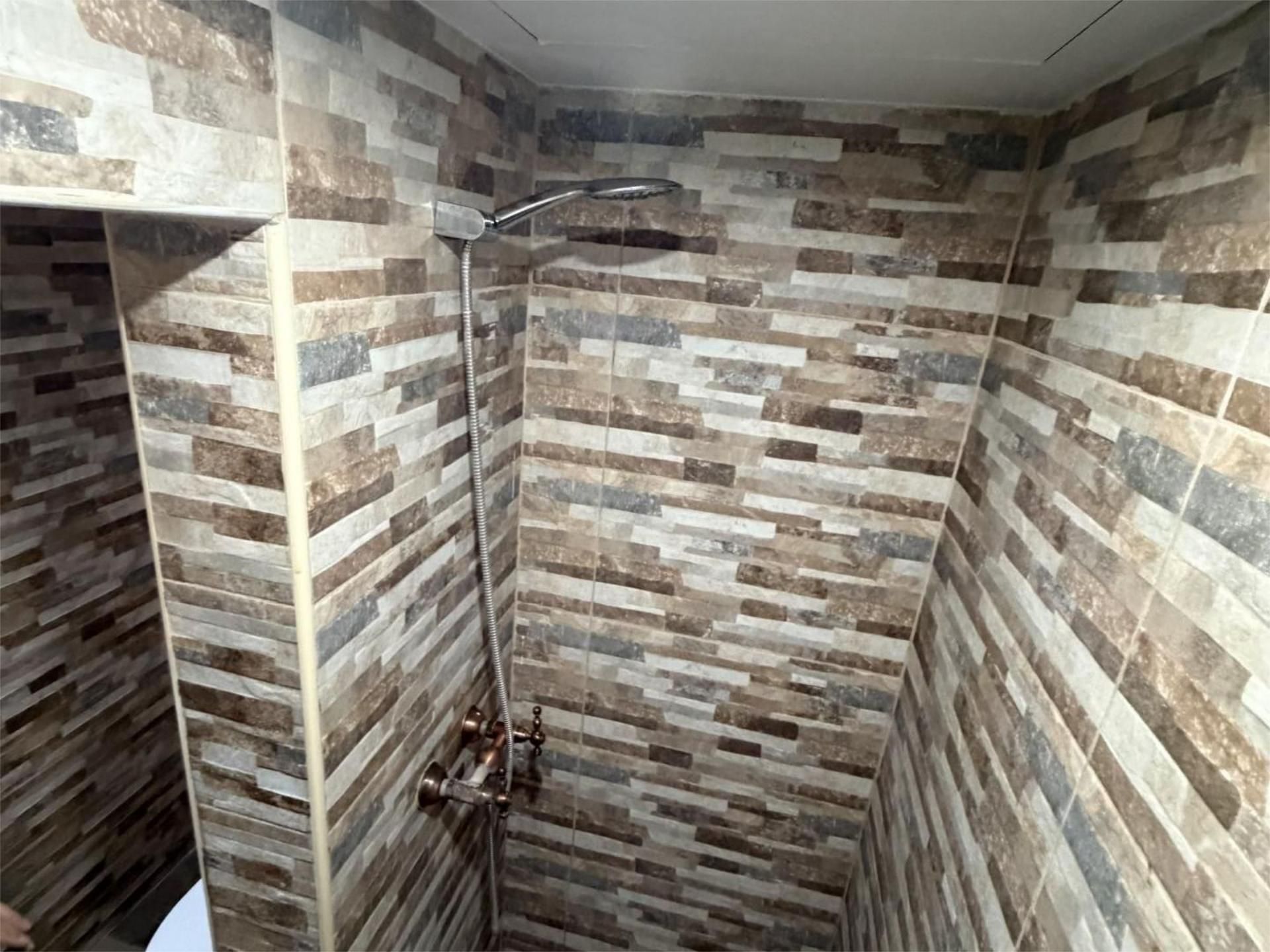 Baño de Piso de alquiler en L'Hospitalet de Llobregat con Aire acondicionado, Calefacción y Parquet