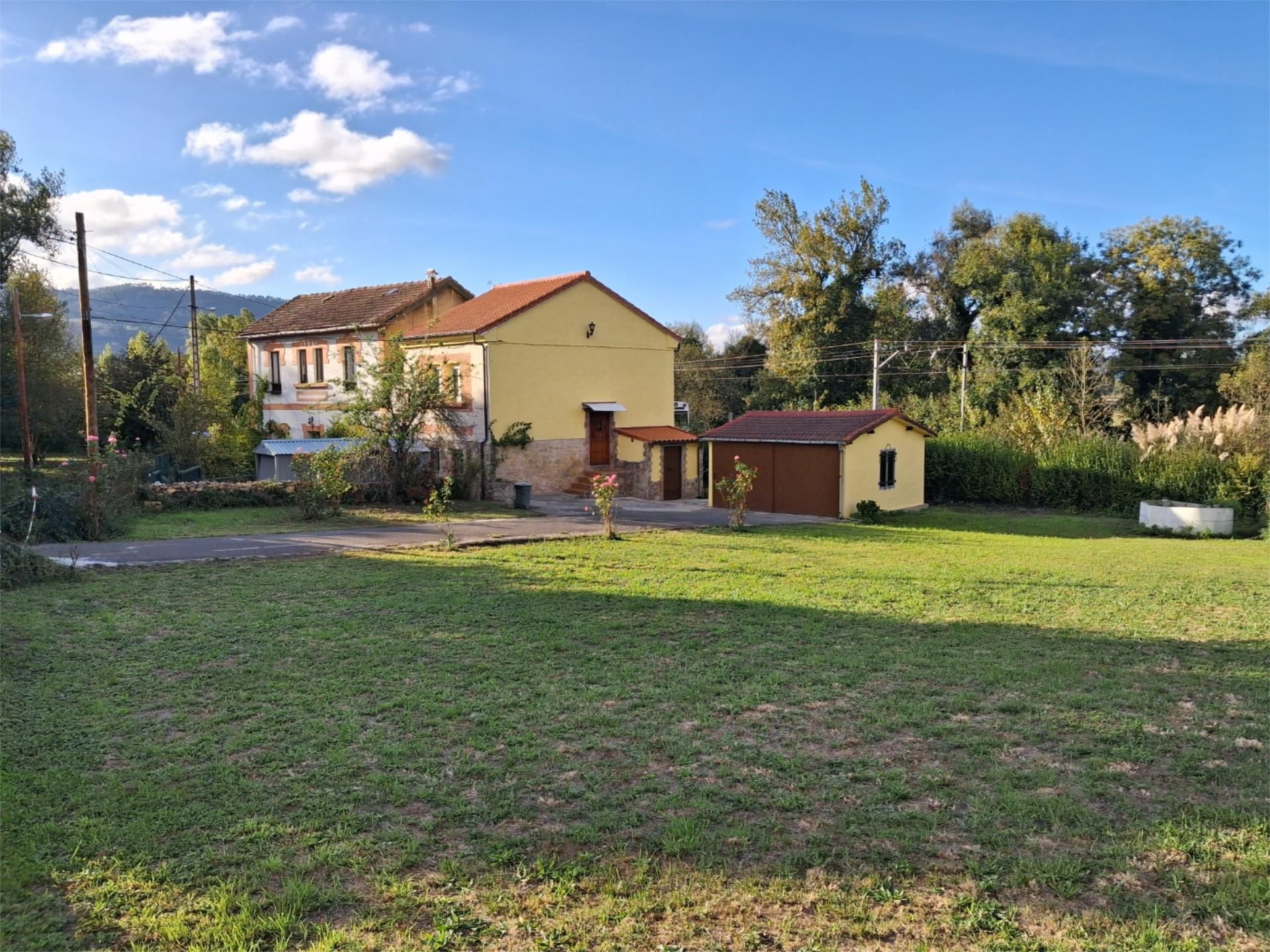 Jardín de Casa adosada en venta en Oviedo  con Calefacción, Parquet y Trastero